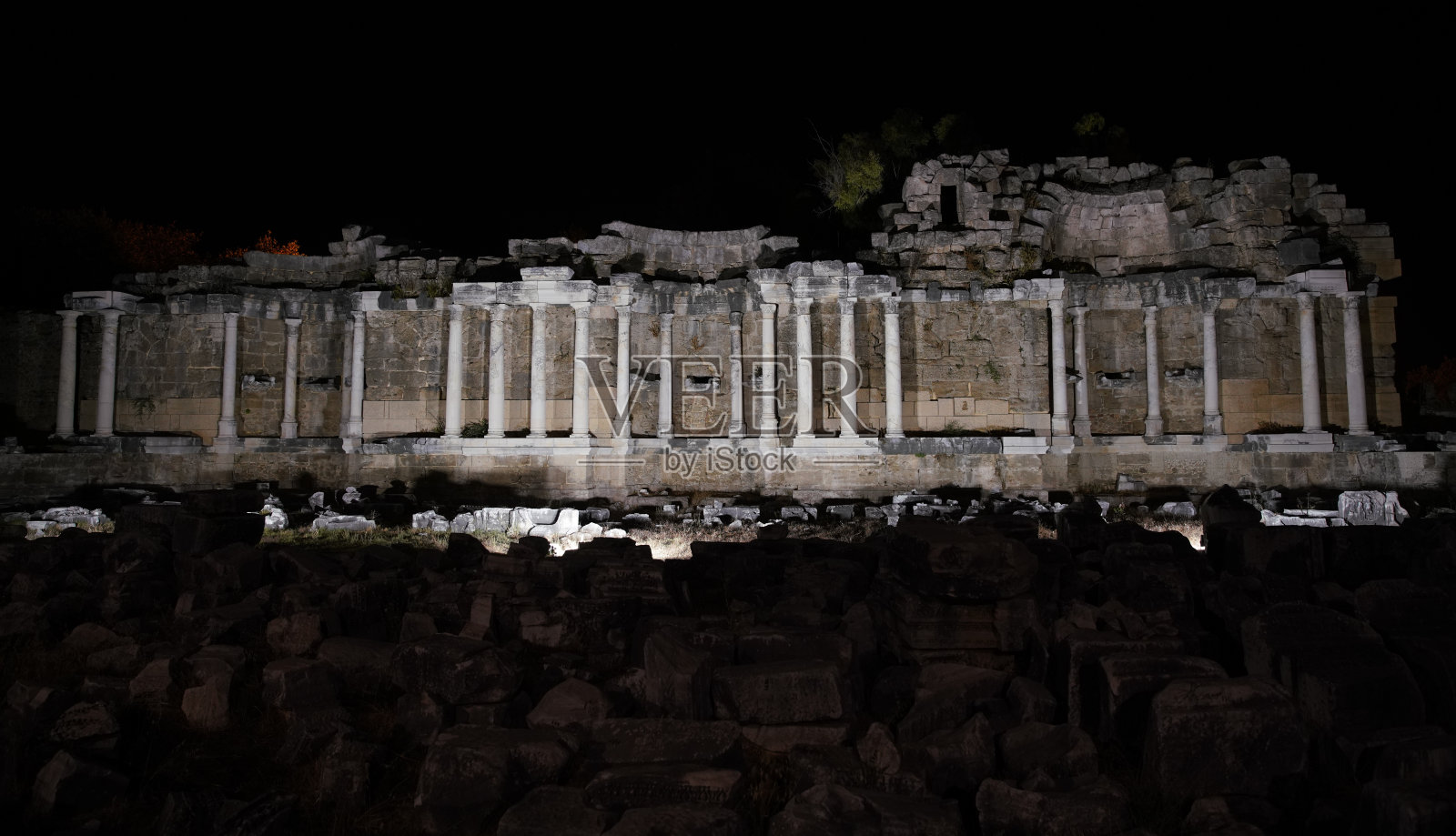 土耳其安塔利亚边古城的睡莲照片摄影图片