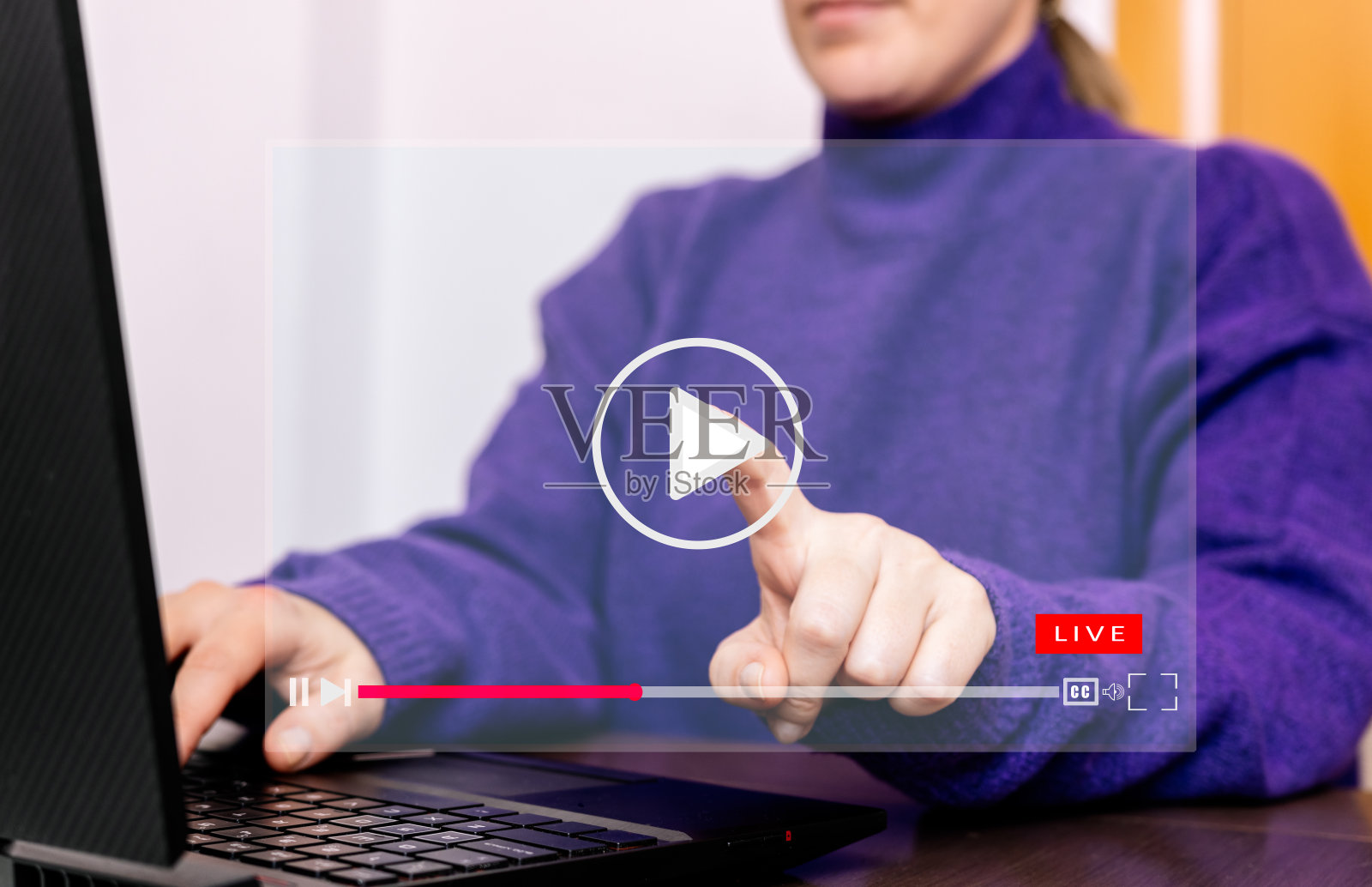 年轻女子用笔记本电脑观看在线流媒体视频照片摄影图片