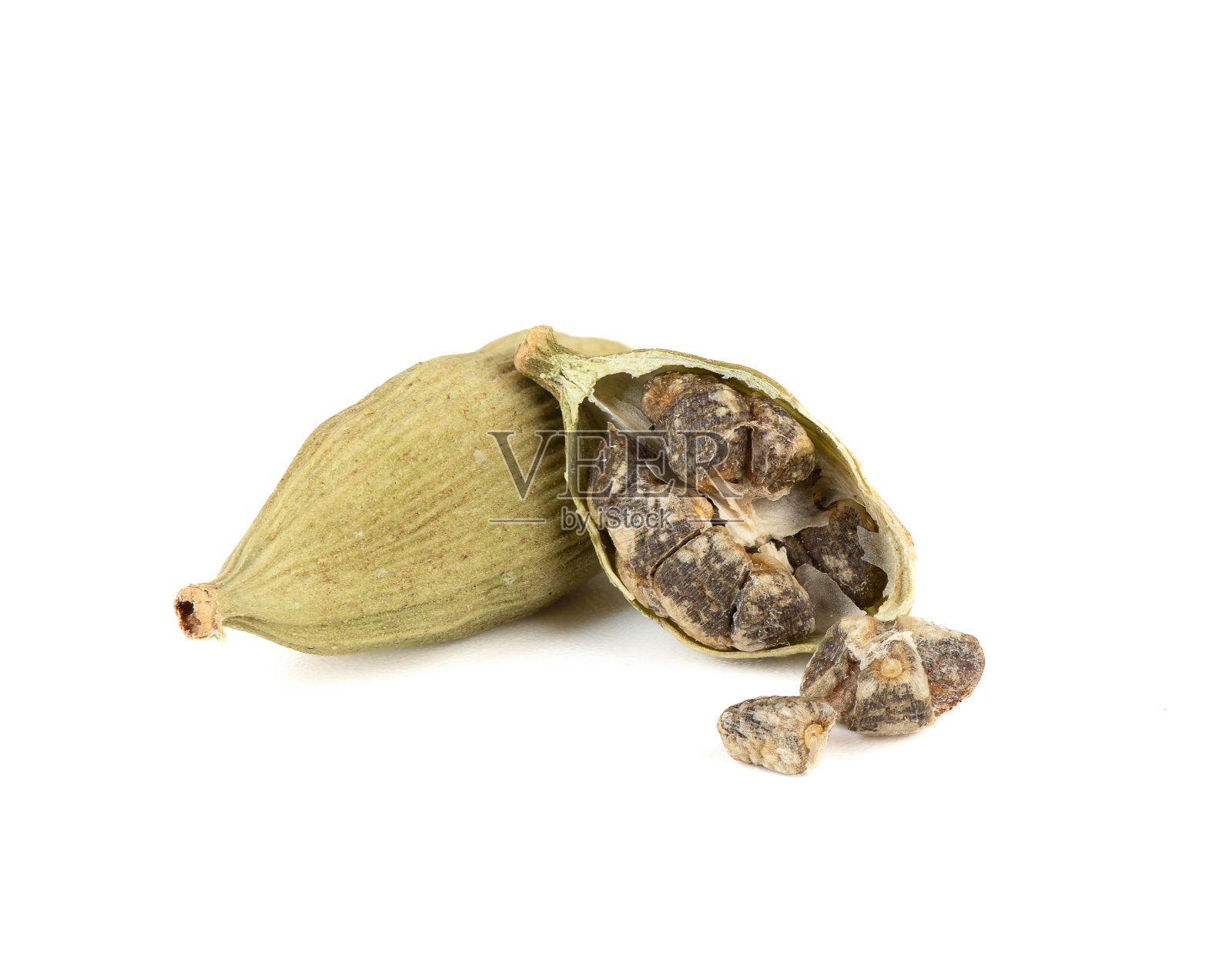 白色背景上的绿色豆蔻豆荚和种子特写。照片摄影图片