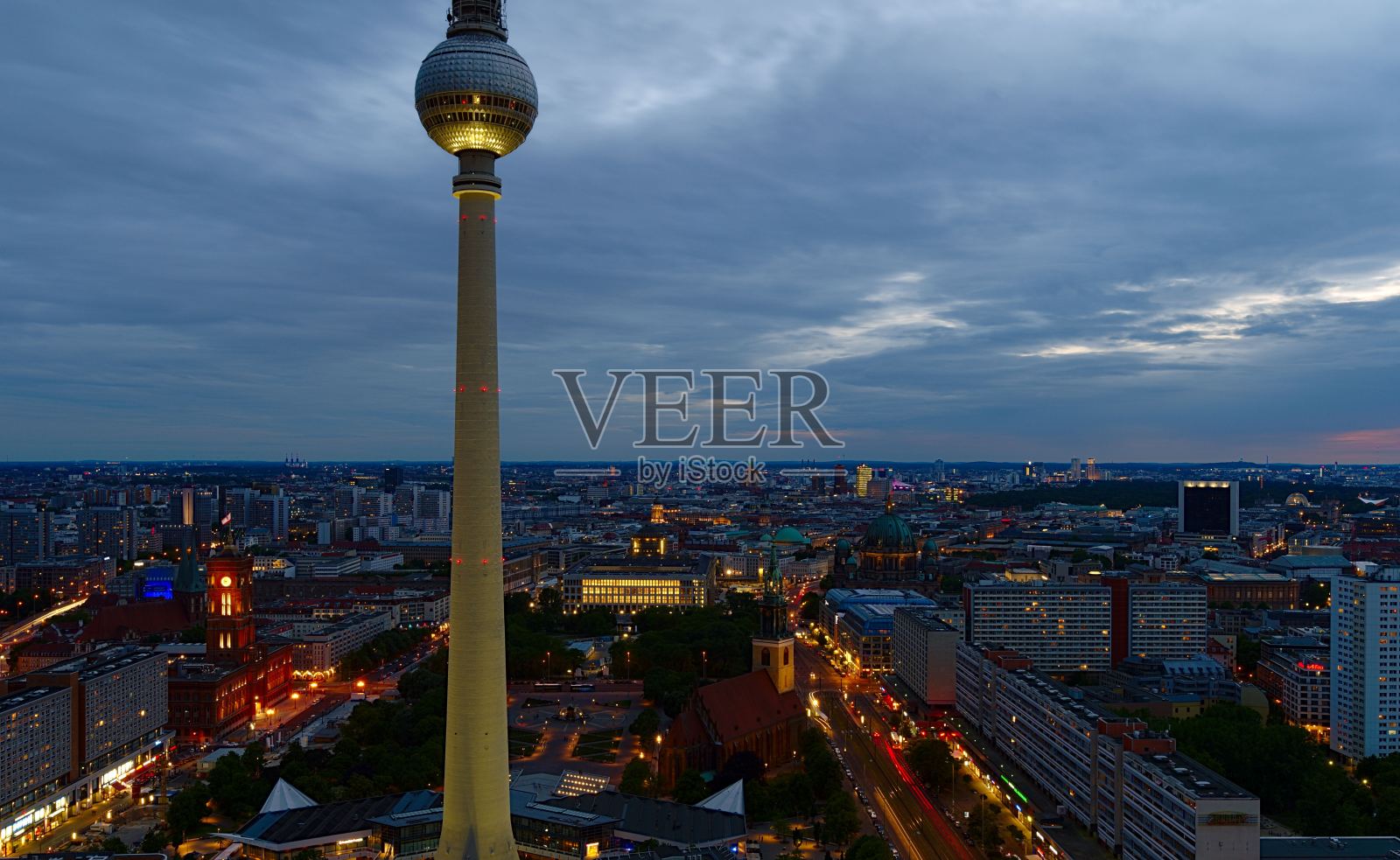 柏林电视塔在日落时的长时间曝光照片摄影图片