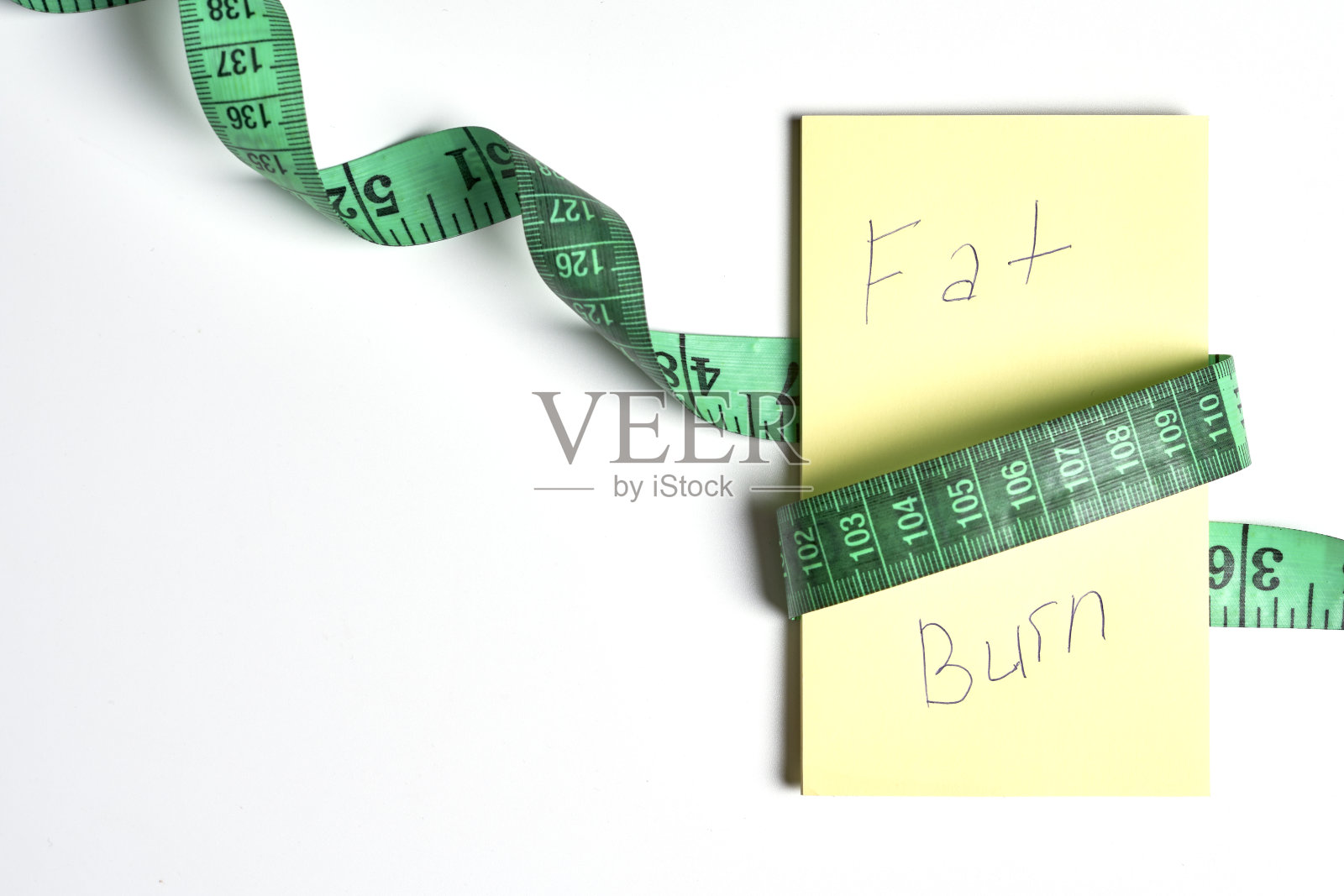 一个卷尺和一个写着肥胖和照片摄影图片