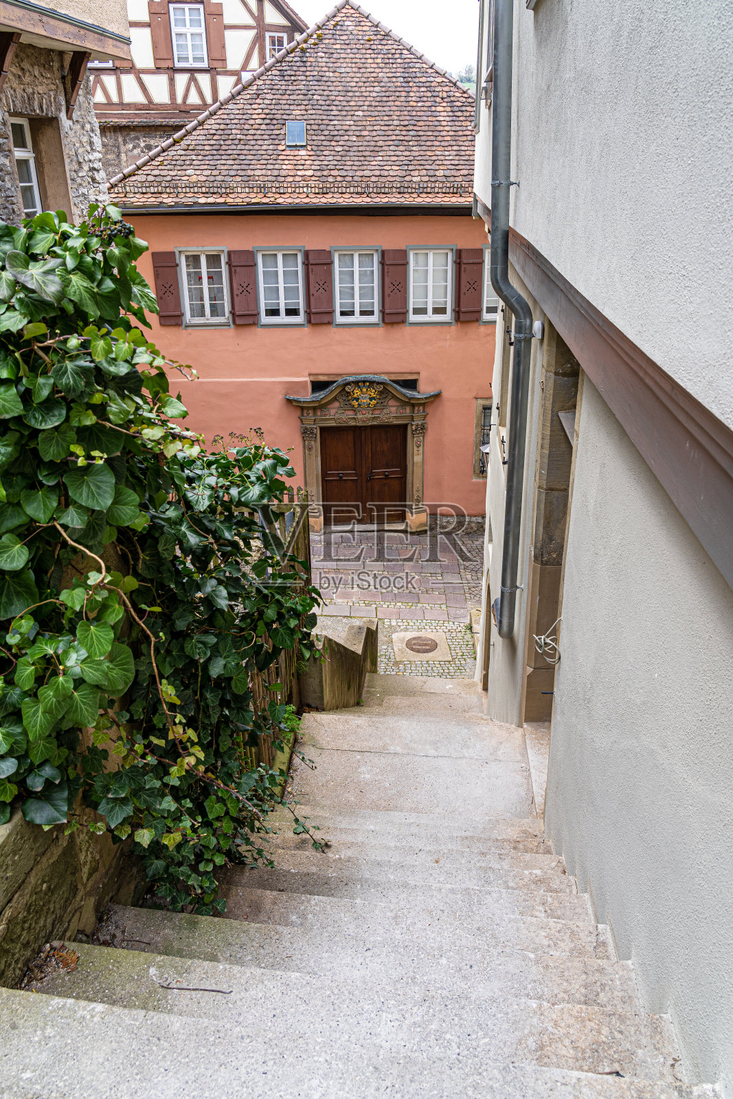 带有彩色百叶窗和长楼梯的老式半木质房屋照片摄影图片