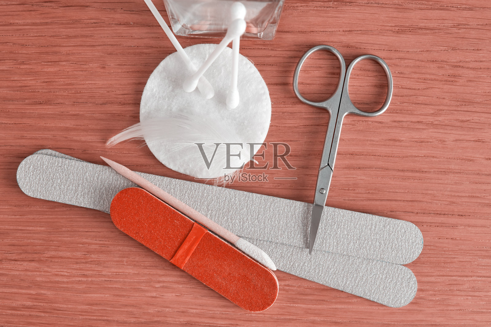 剪刀、指甲锉和修脚用的棉签照片摄影图片