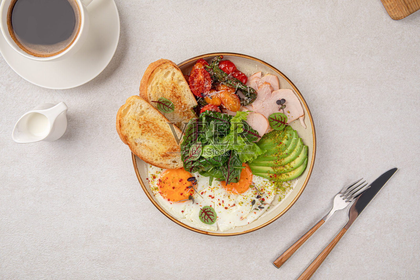 煎蛋早餐配沙拉和鳄梨照片摄影图片