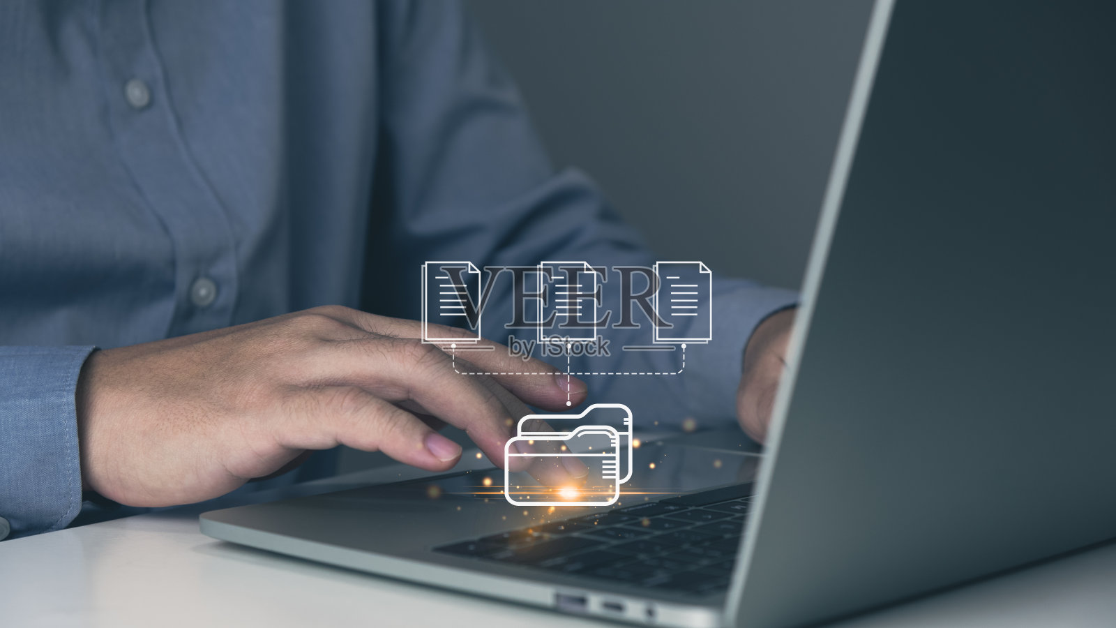 文件管理，商人工作与笔记本电脑和虚拟屏幕，在线文档数据库，IT顾问，软件存档公司文件。照片摄影图片