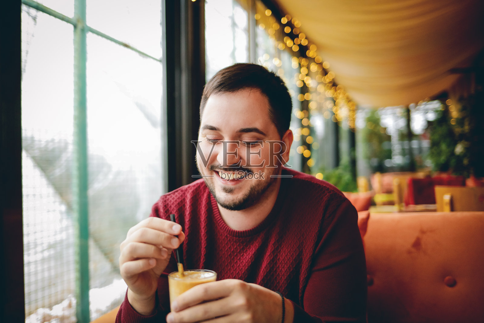 一个男人坐在酒吧里喝早晨的咖啡照片摄影图片