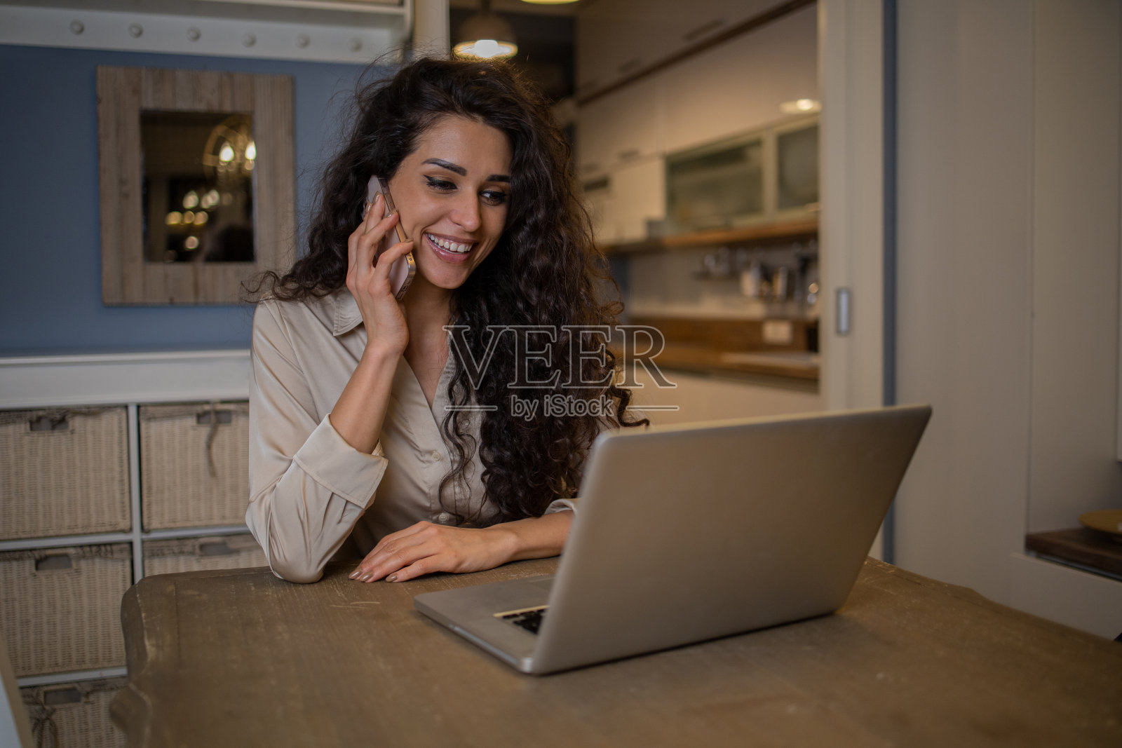 年轻女性在家工作照片摄影图片