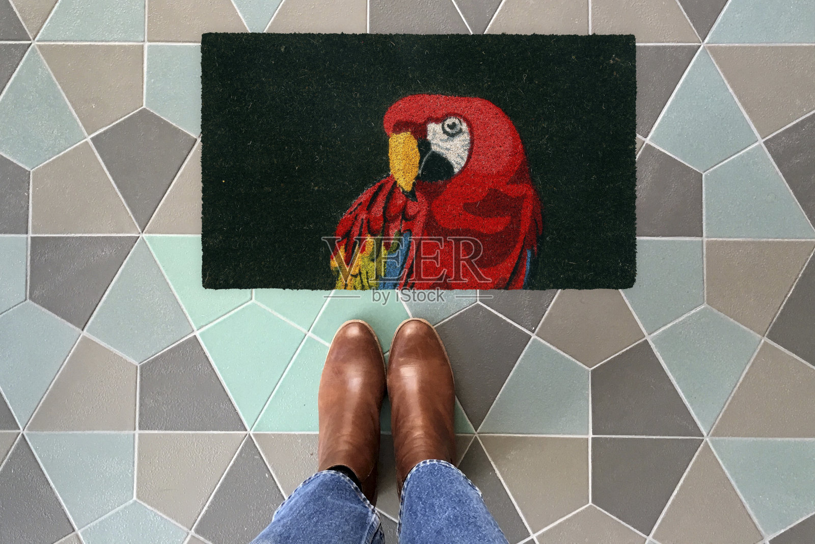 设计师欢迎进入门垫放置在彩色瓷砖地板与棕色鞋照片摄影图片