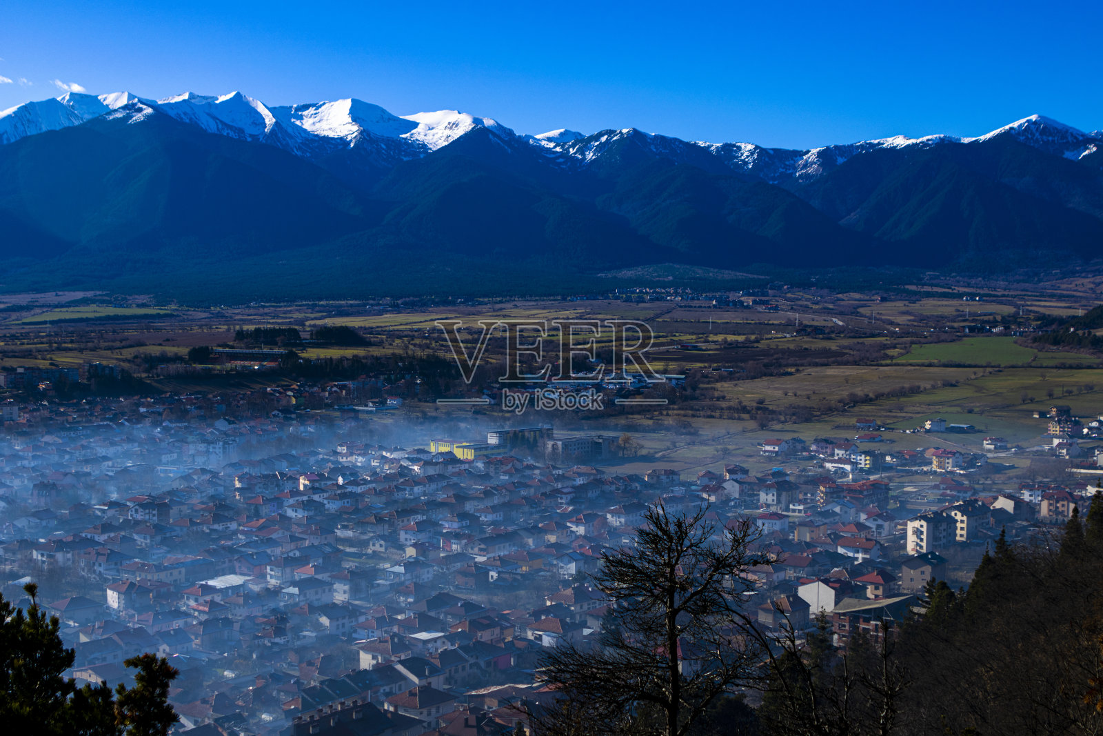 拉兹洛格镇从天空观景台和皮林山照片摄影图片