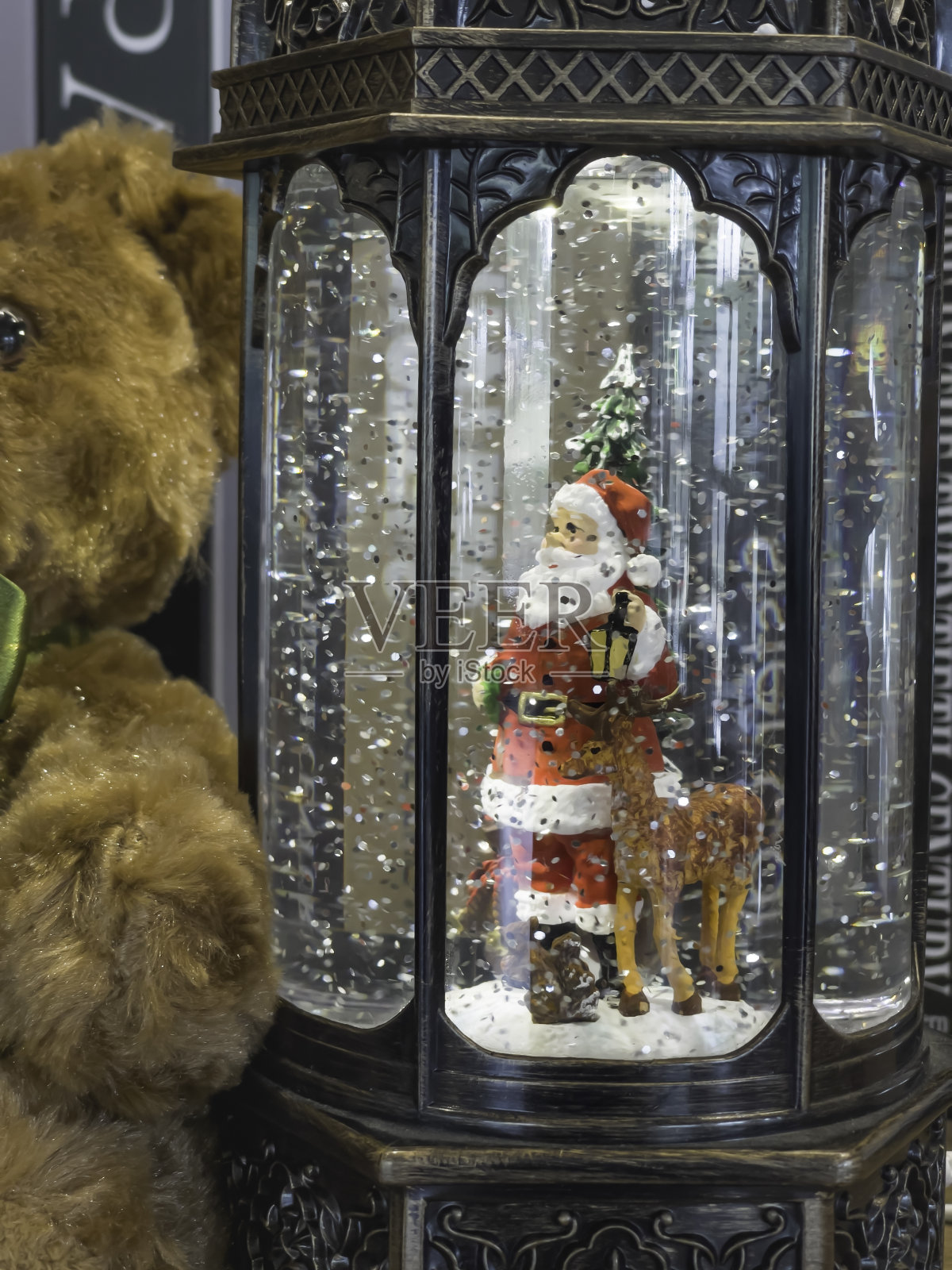 圣诞老人在一个雪花球圣诞装饰照片摄影图片