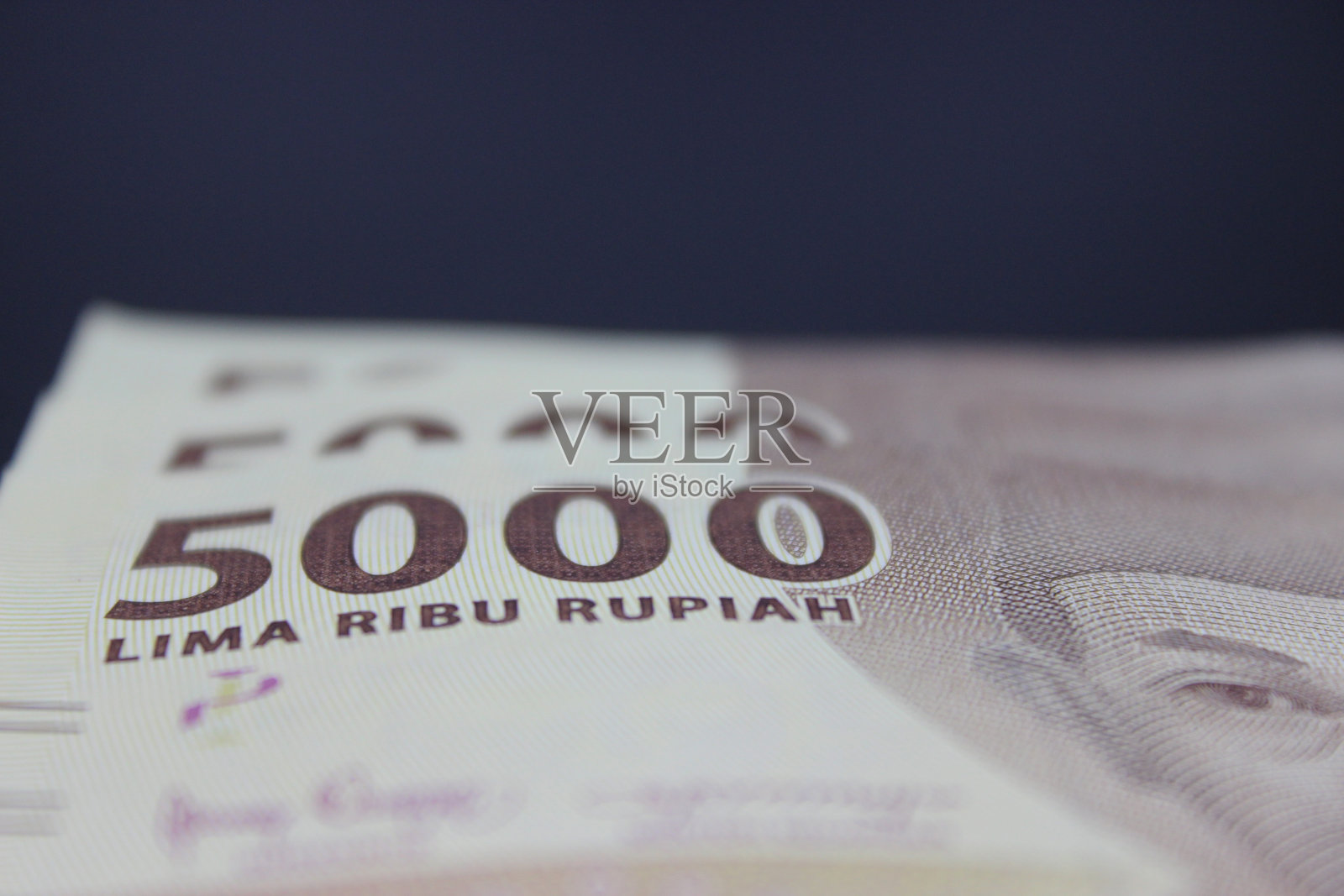 一张黑色背景的五千卢比纸币。照片摄影图片