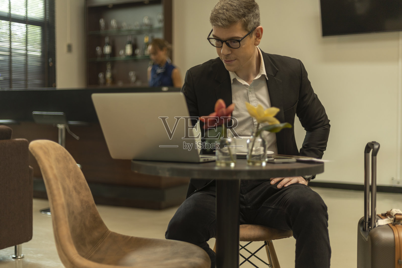 商人使用航空公司休息室设施照片摄影图片