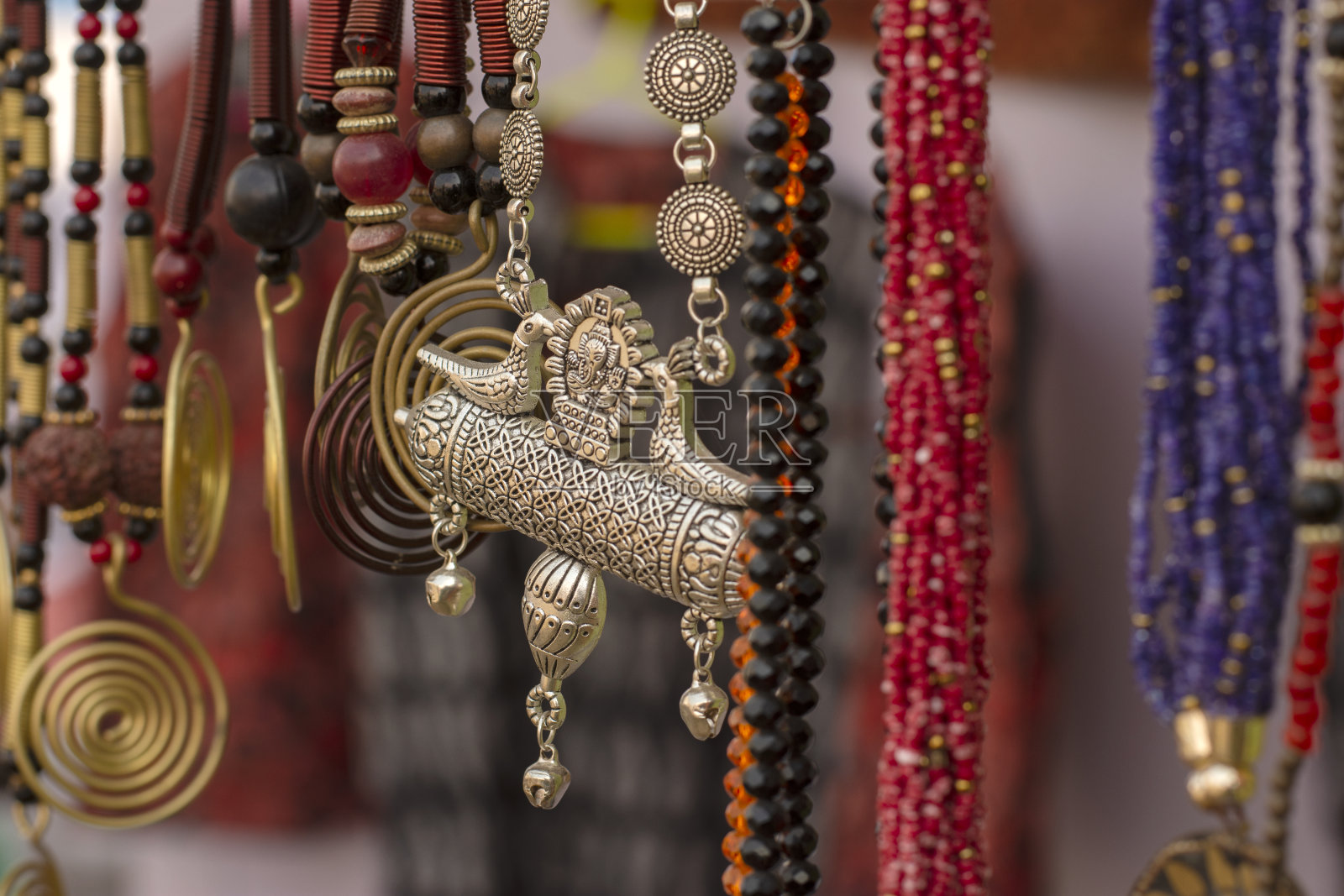 美丽的孟加拉传统珠宝，工艺品，在加尔各答工艺品博览会期间出售。有选择性的重点。照片摄影图片