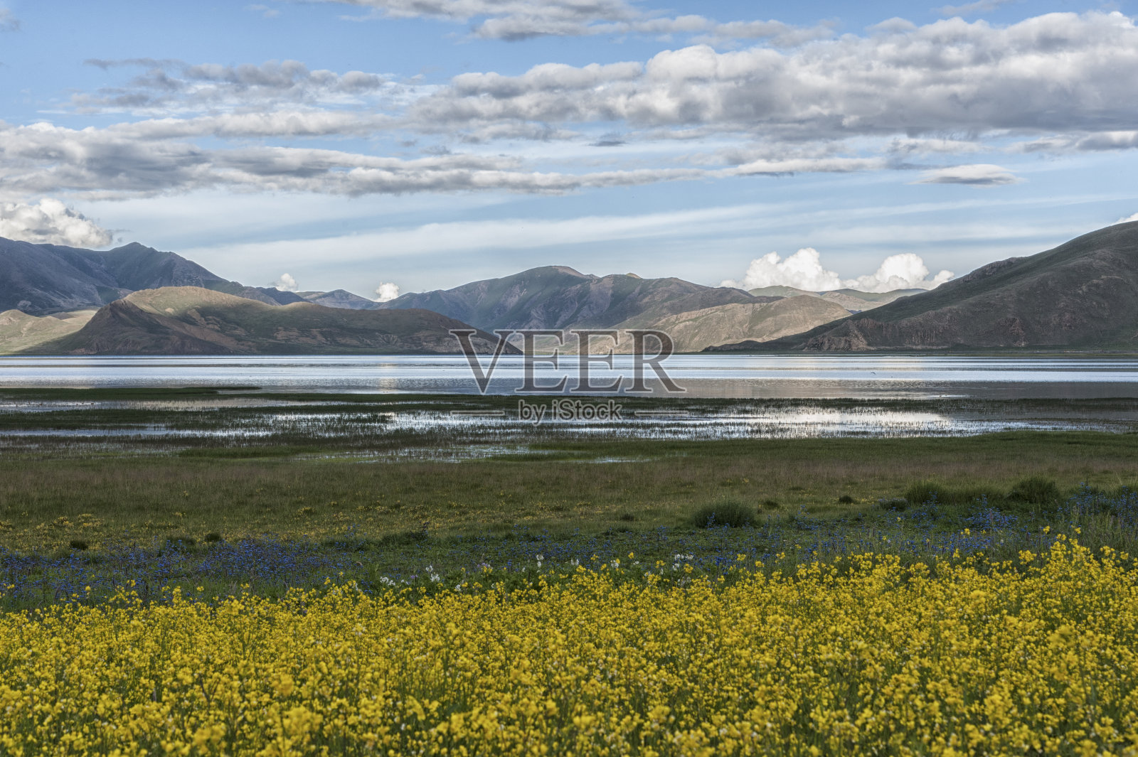 西藏羊卓雍措湖上的三定寺之间的美丽西藏风景照片摄影图片