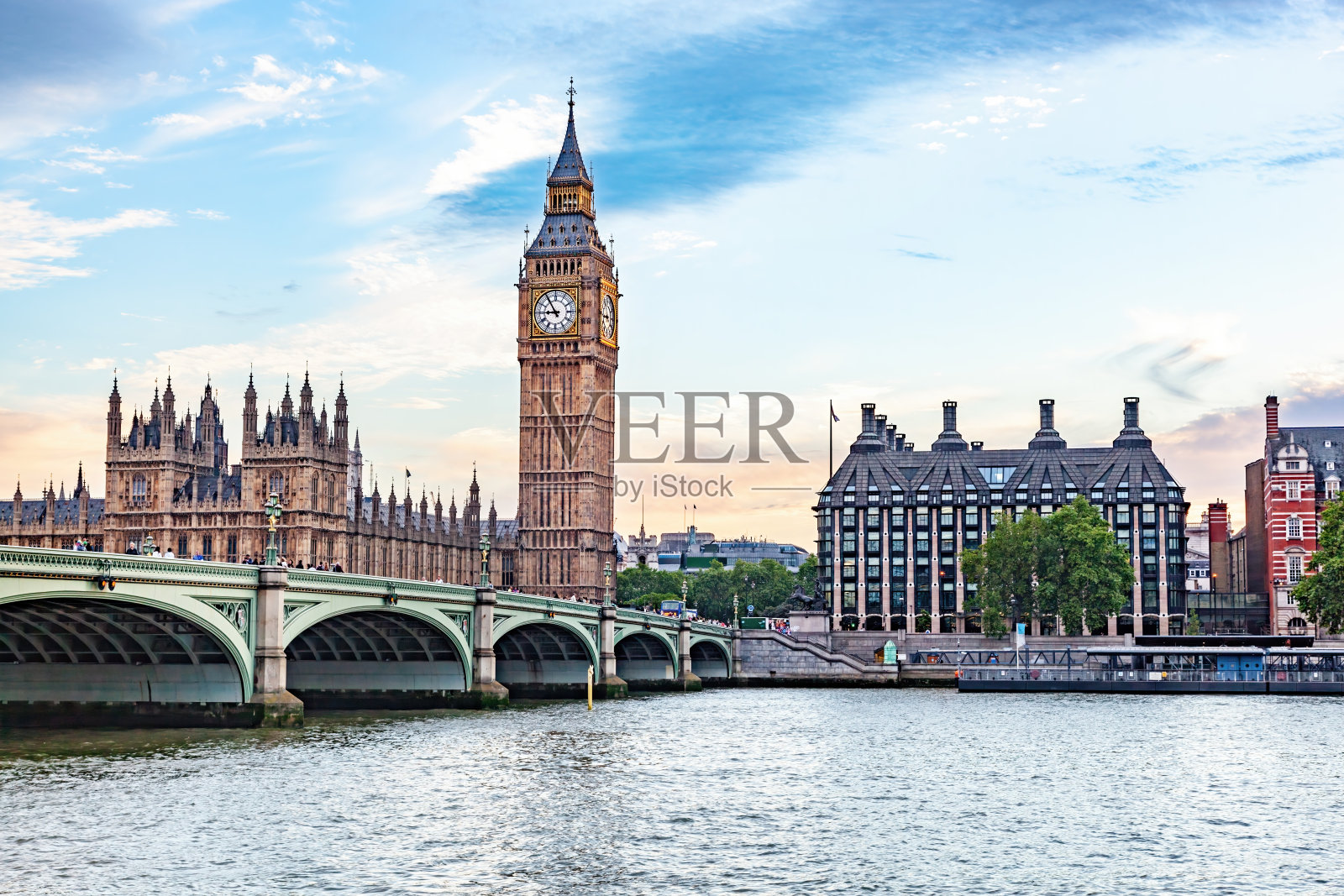 大本钟，位于英国伦敦泰晤士河上的威斯敏斯特桥照片摄影图片