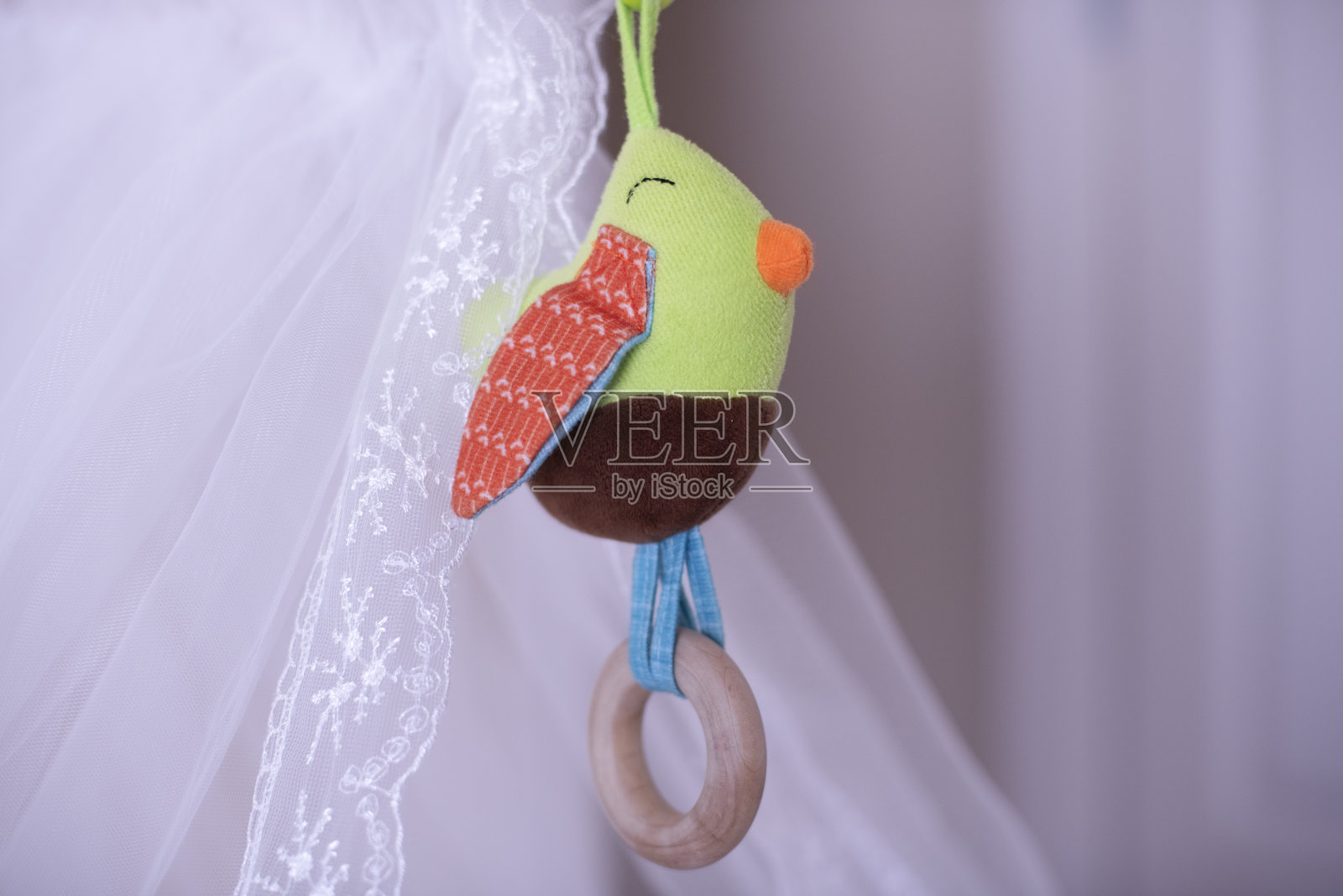 移动婴儿床。照片摄影图片