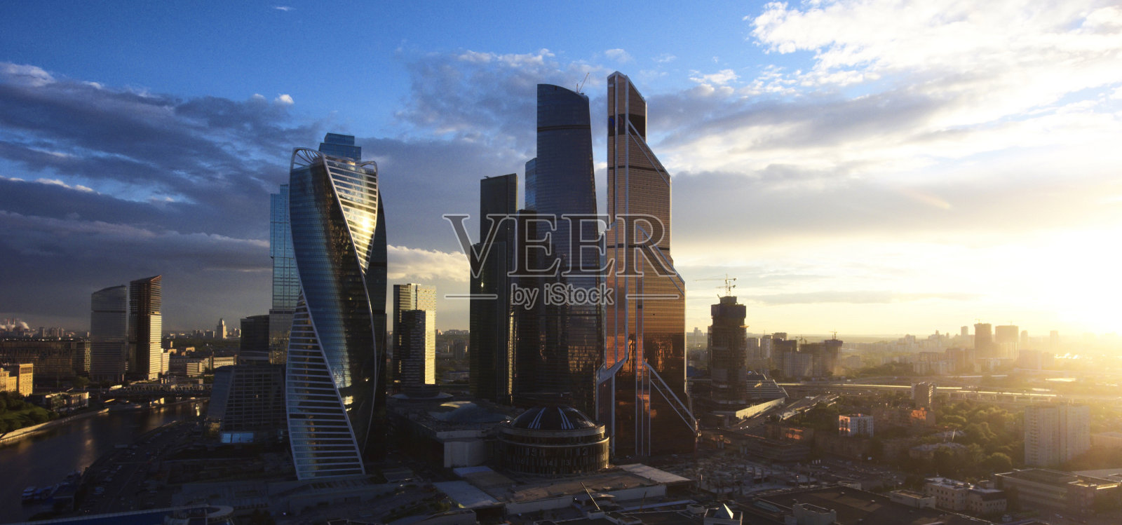 鸟瞰位于莫斯科市现代市中心的商业公司的高层玻璃建筑。金融中心摩天大楼的无人机鸟瞰图。用于投资的豪华房产照片摄影图片