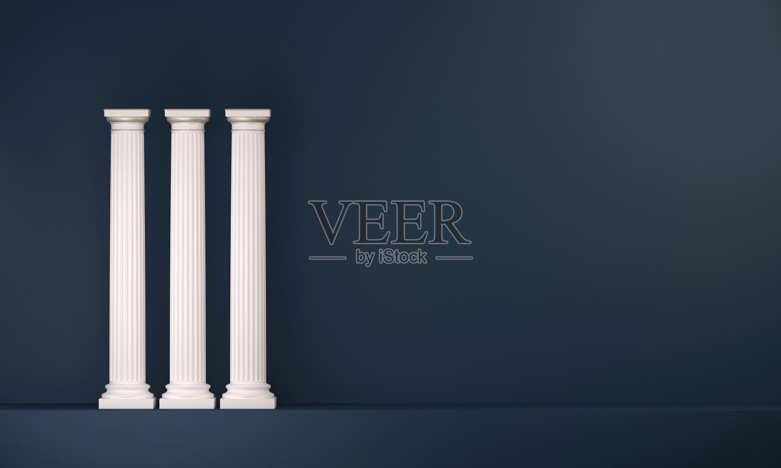 三根经典风格的白色圆柱排列在深蓝色背景上照片摄影图片