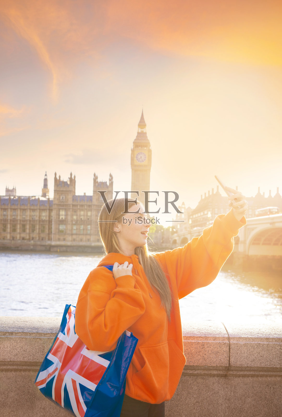 伦敦金发游客年轻的女学生，英国国旗包拍摄自拍，大本钟威斯敏斯特桥英国照片摄影图片