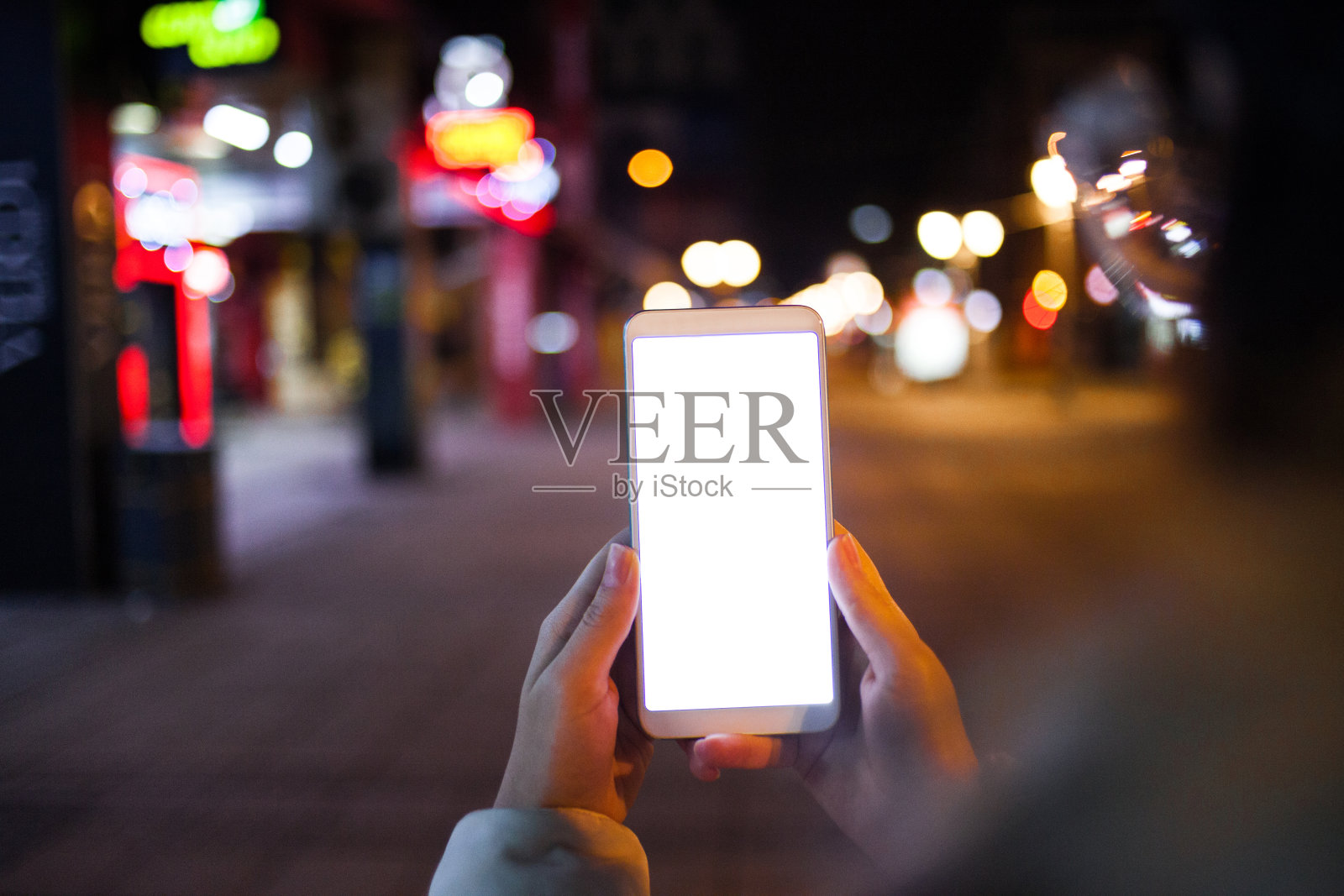 晚上在城里打电话照片摄影图片