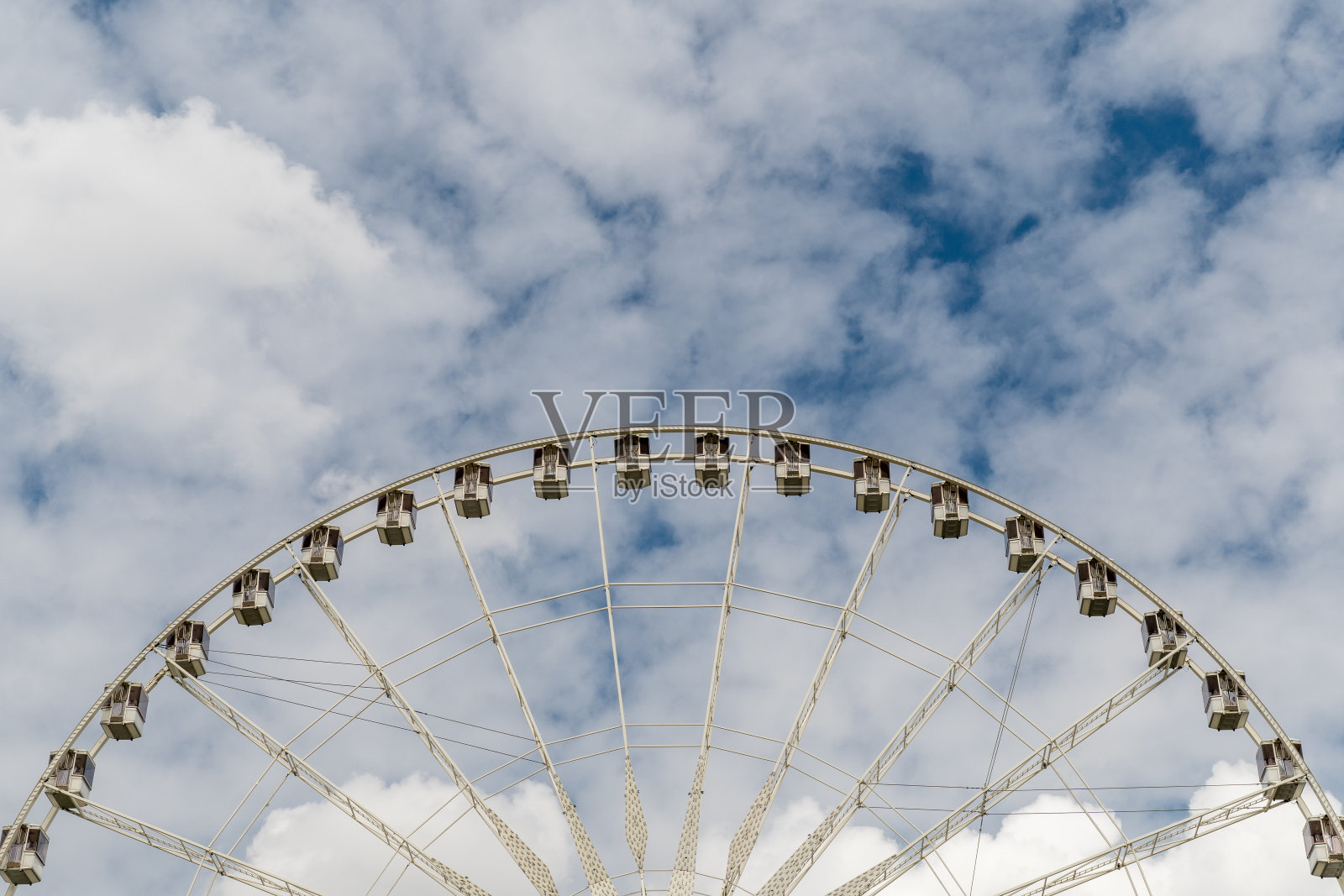 在多云的天空下，法国游乐园的摩天轮照片摄影图片