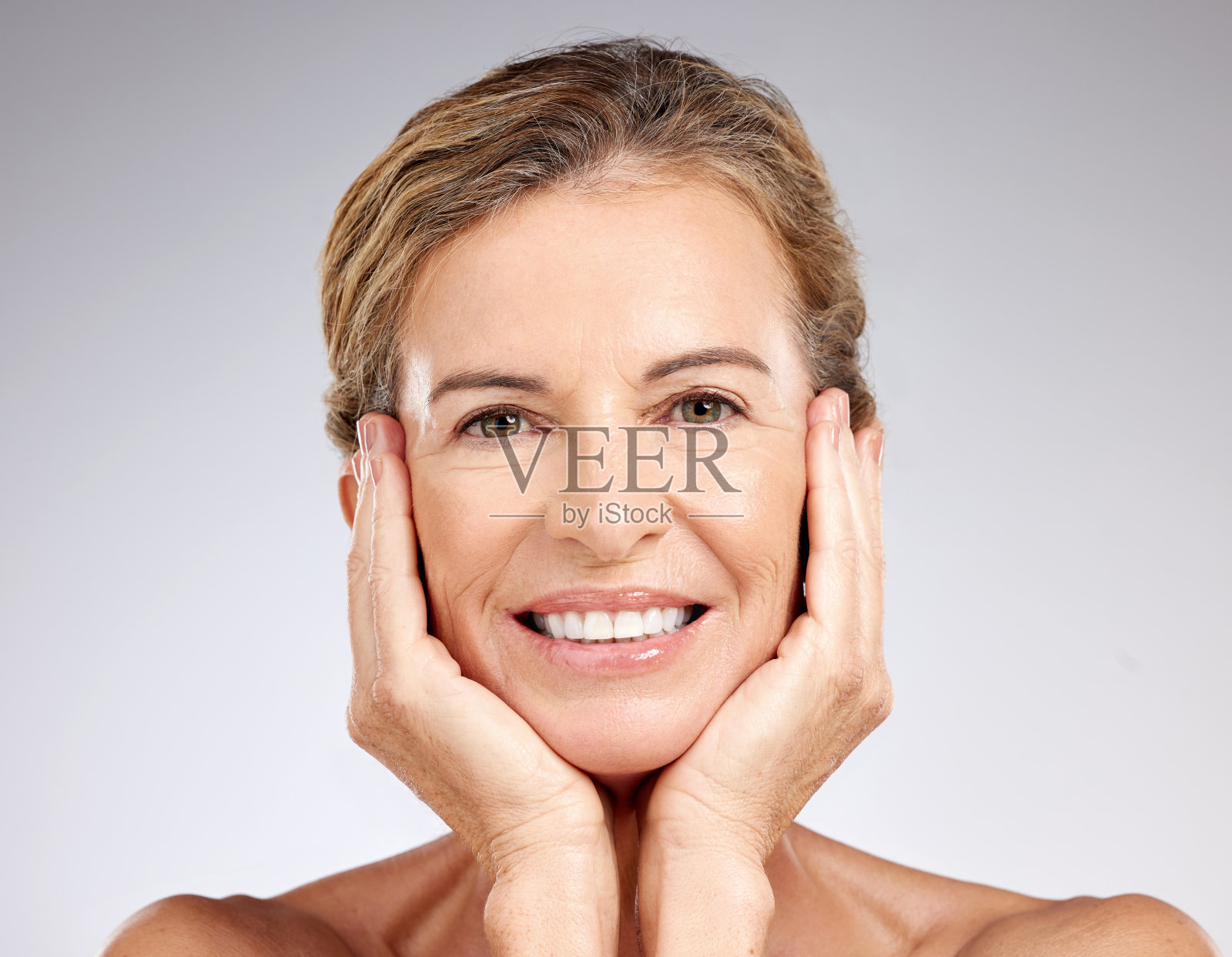 高级女性，美容和触摸脸，护肤和微笑的审美结果，面部发光或天然化妆品的工作室背景。肖像快乐，健康和成熟的模式自我保健健康照片摄影图片