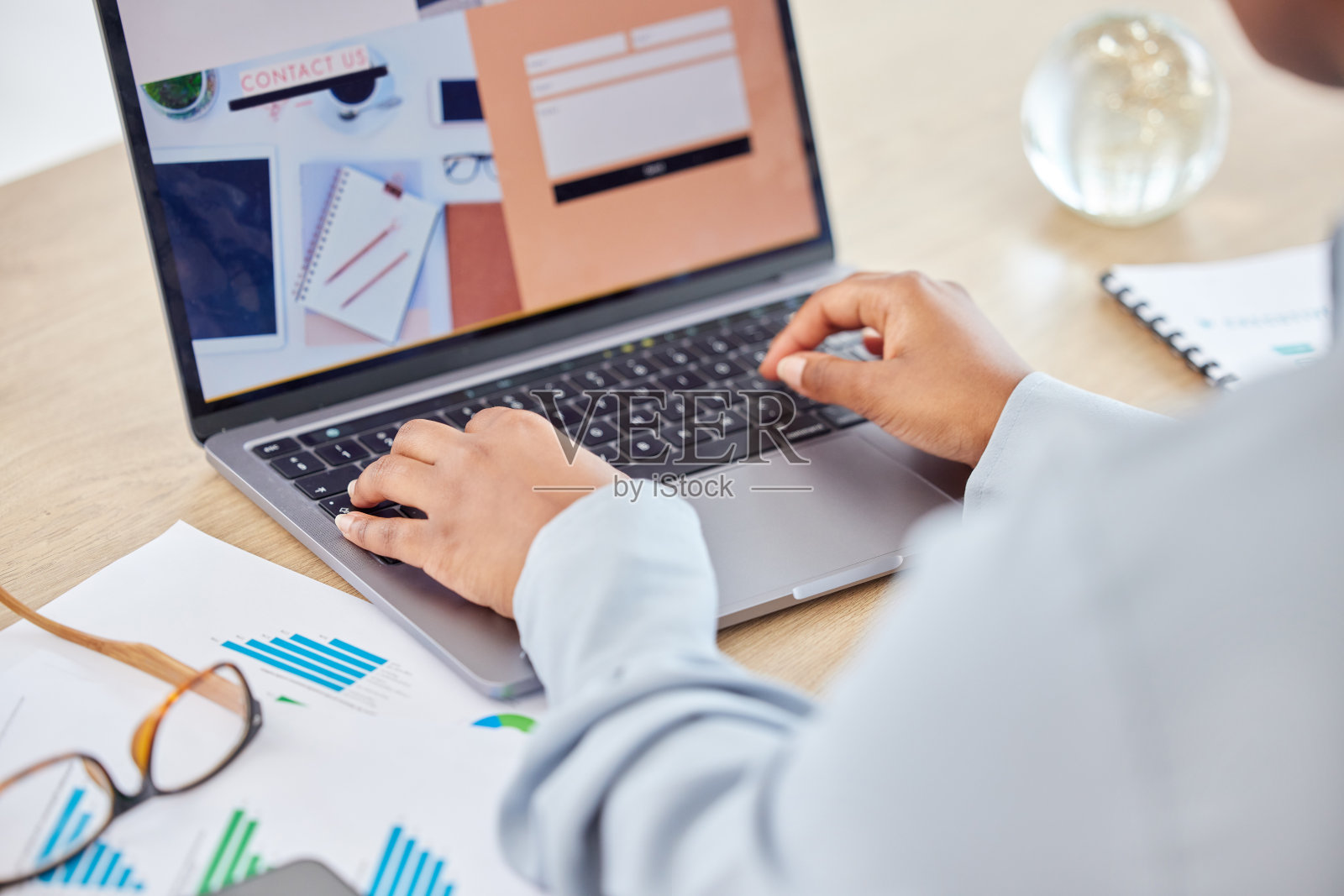 黑人女性，笔记本电脑和目标受众信息图表，品牌网站kpi研究和数据分析。放大手，广告和营销设计师工作在创业与我们联系照片摄影图片