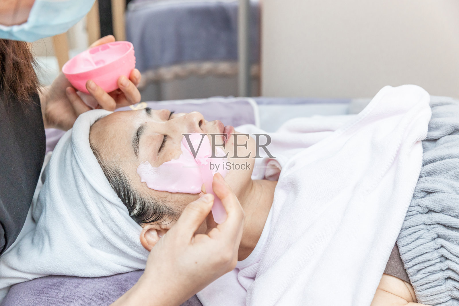 水疗系列:美丽的年轻女子得到面部照片摄影图片