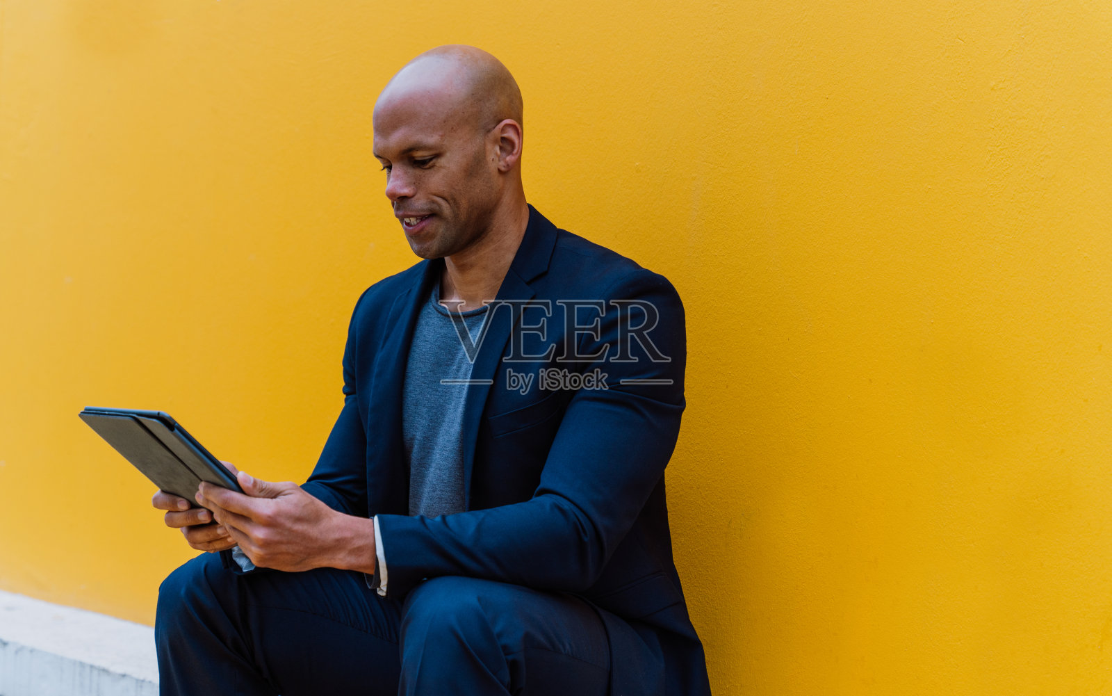 年轻的商人早上要去上班照片摄影图片