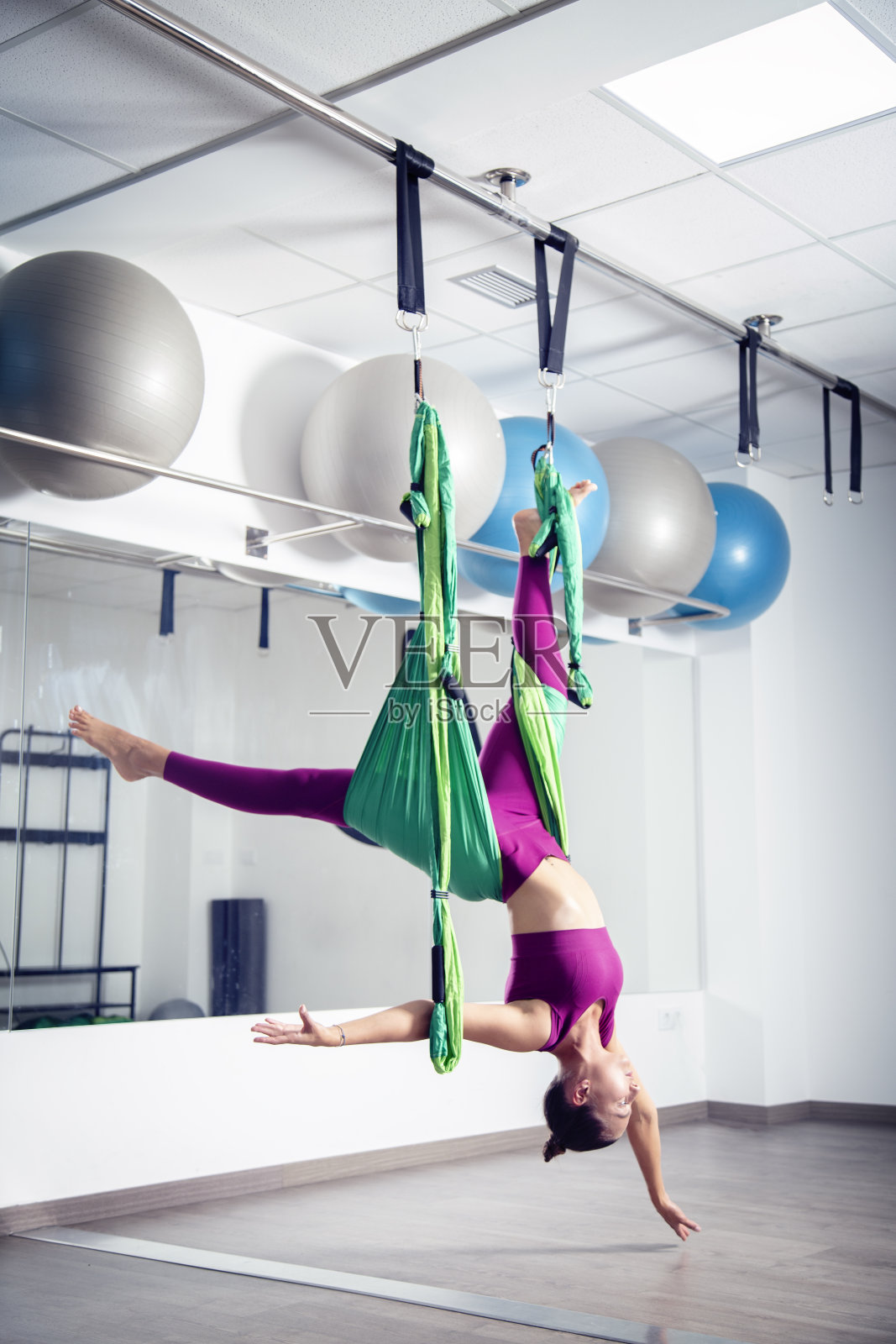 一个白人女性在健身房锻炼的垂直镜头照片摄影图片