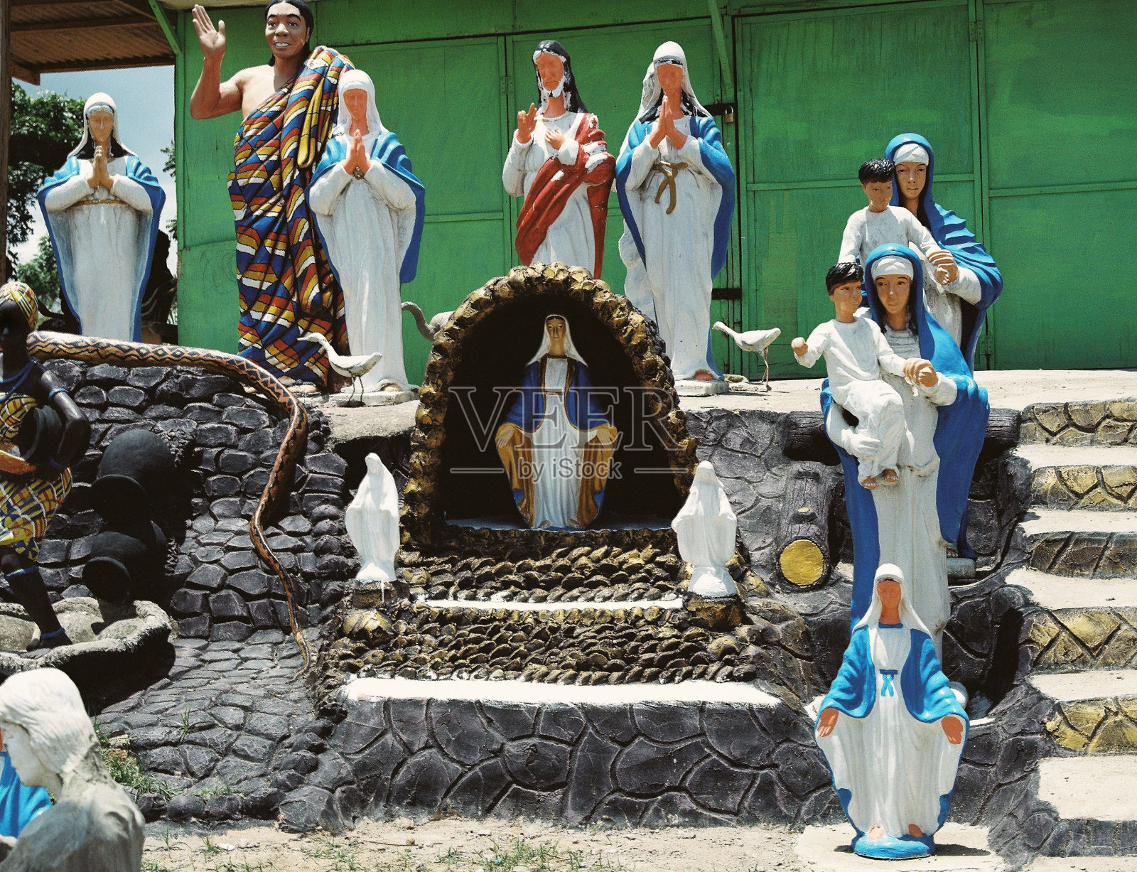 户外楼梯上古怪的宗教雕像特写照片摄影图片