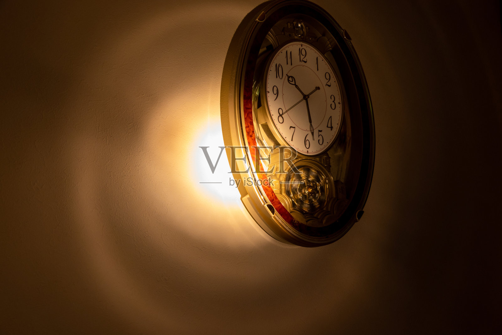 用手电筒照明的挂钟照片摄影图片