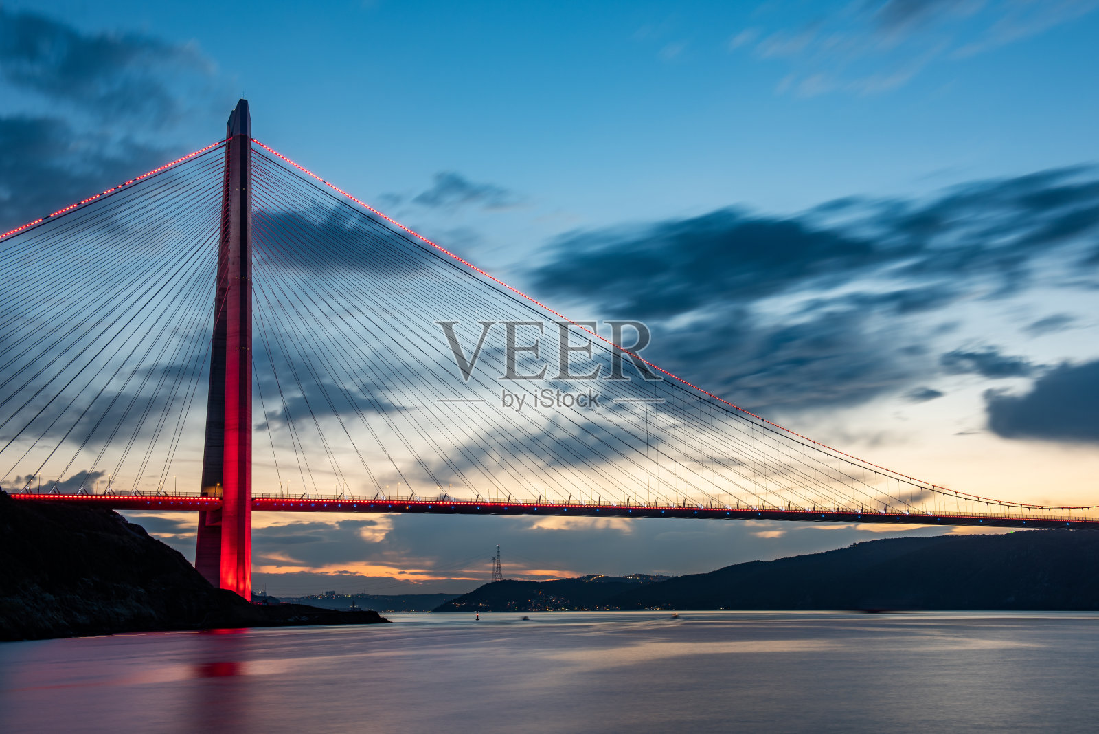 土耳其伊斯坦布尔的Yavuz Sultan Selim桥。日落的观点。照片摄影图片