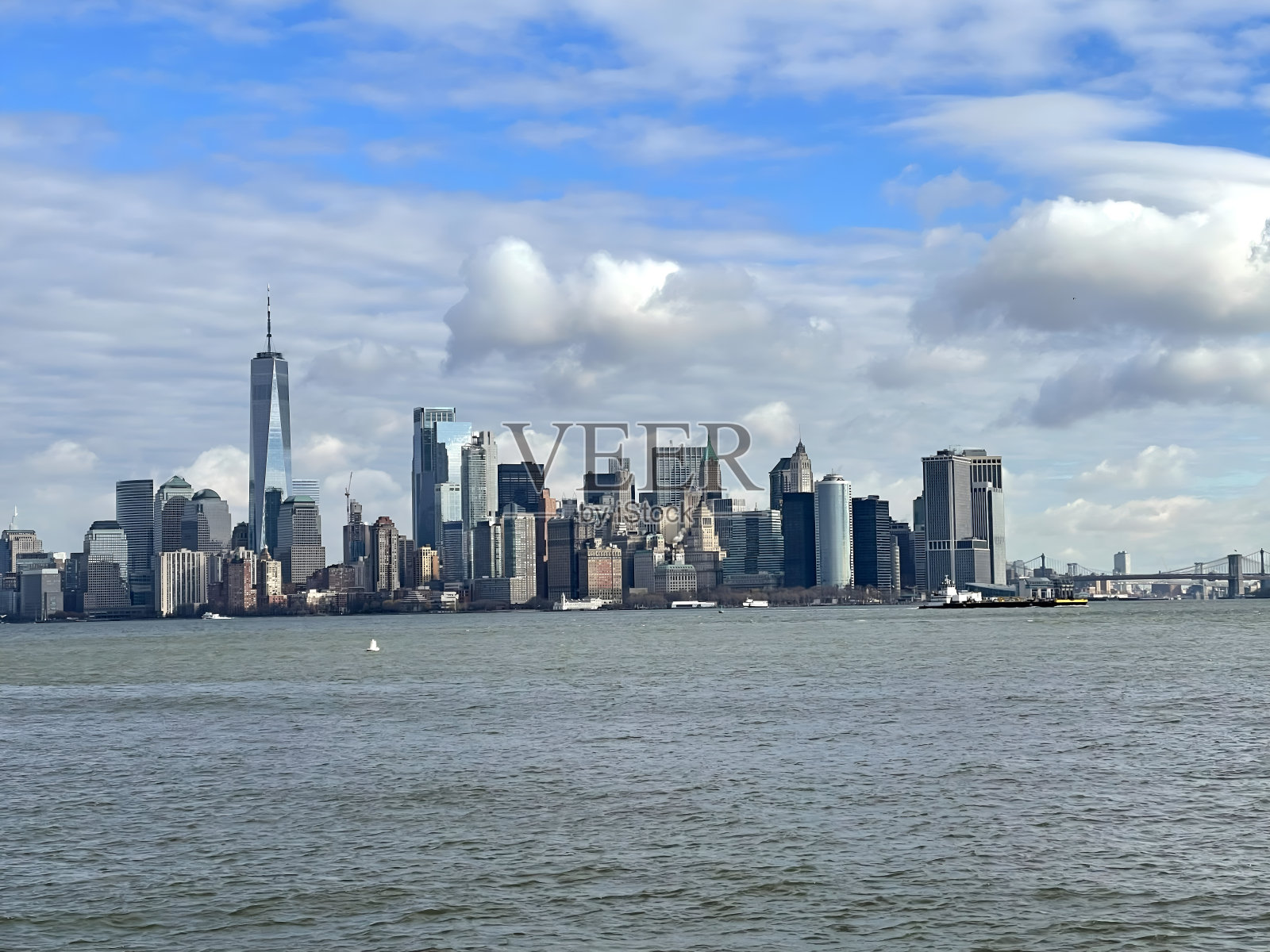 从自由岛俯瞰纽约市和曼哈顿。美国。电影和全景纽约城市景观与海，云和摩天大楼。照片摄影图片