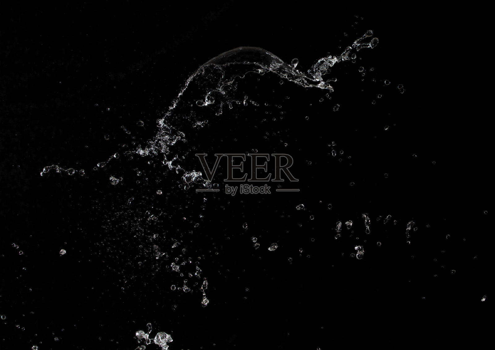 形状形状的水飞溅成水滴攻击空中飘动和定格冻结镜头。飞溅水为爆炸纹理图形资源元素，黑色背景隔离照片摄影图片