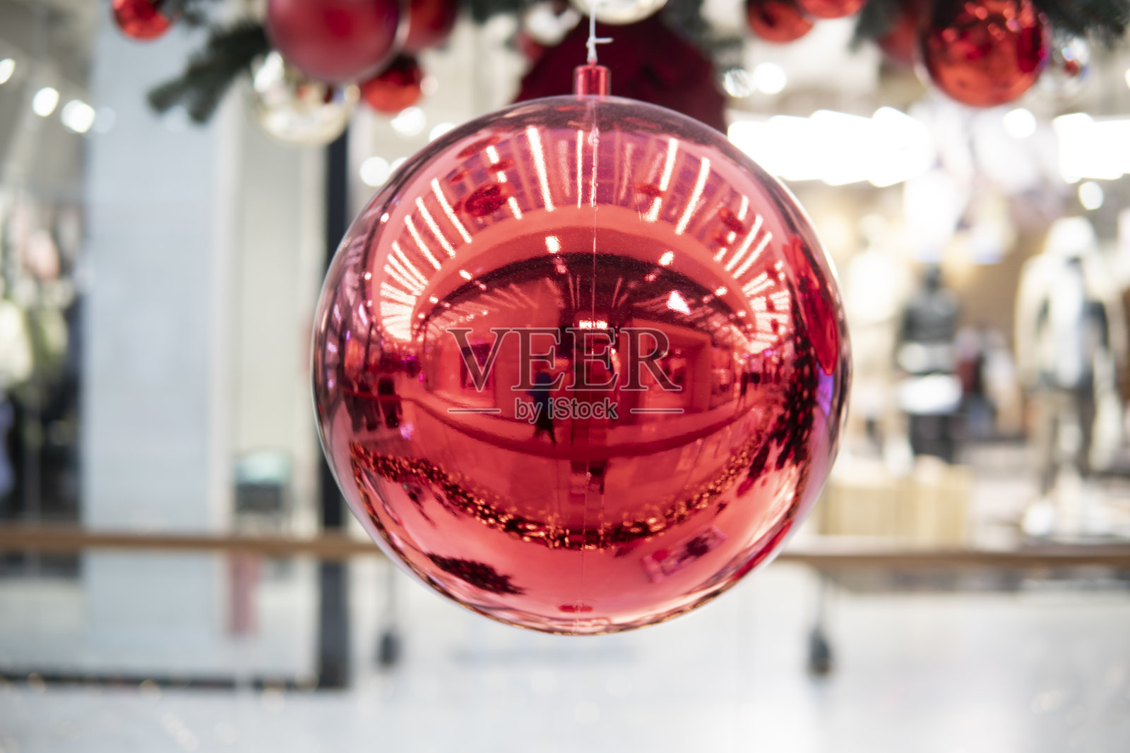 红色的圣诞装饰。圣诞灯照片摄影图片