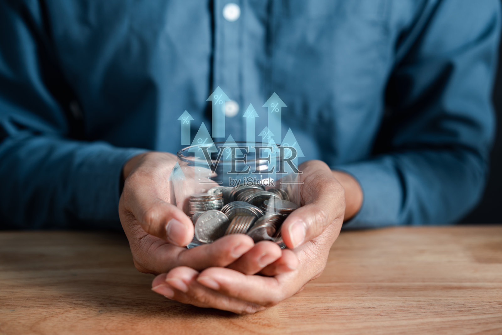 商人将钱存入罐中，以提高金融利率和企业投资增长，从股息，企业财务和货币，为将来做准备。照片摄影图片