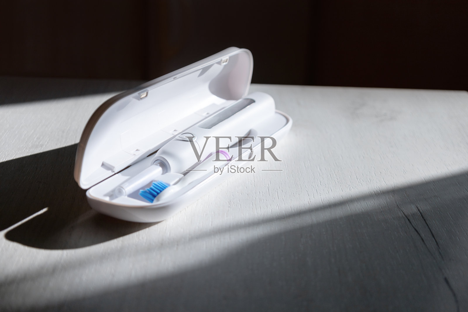 白色电动牙刷，白色外壳。照片摄影图片