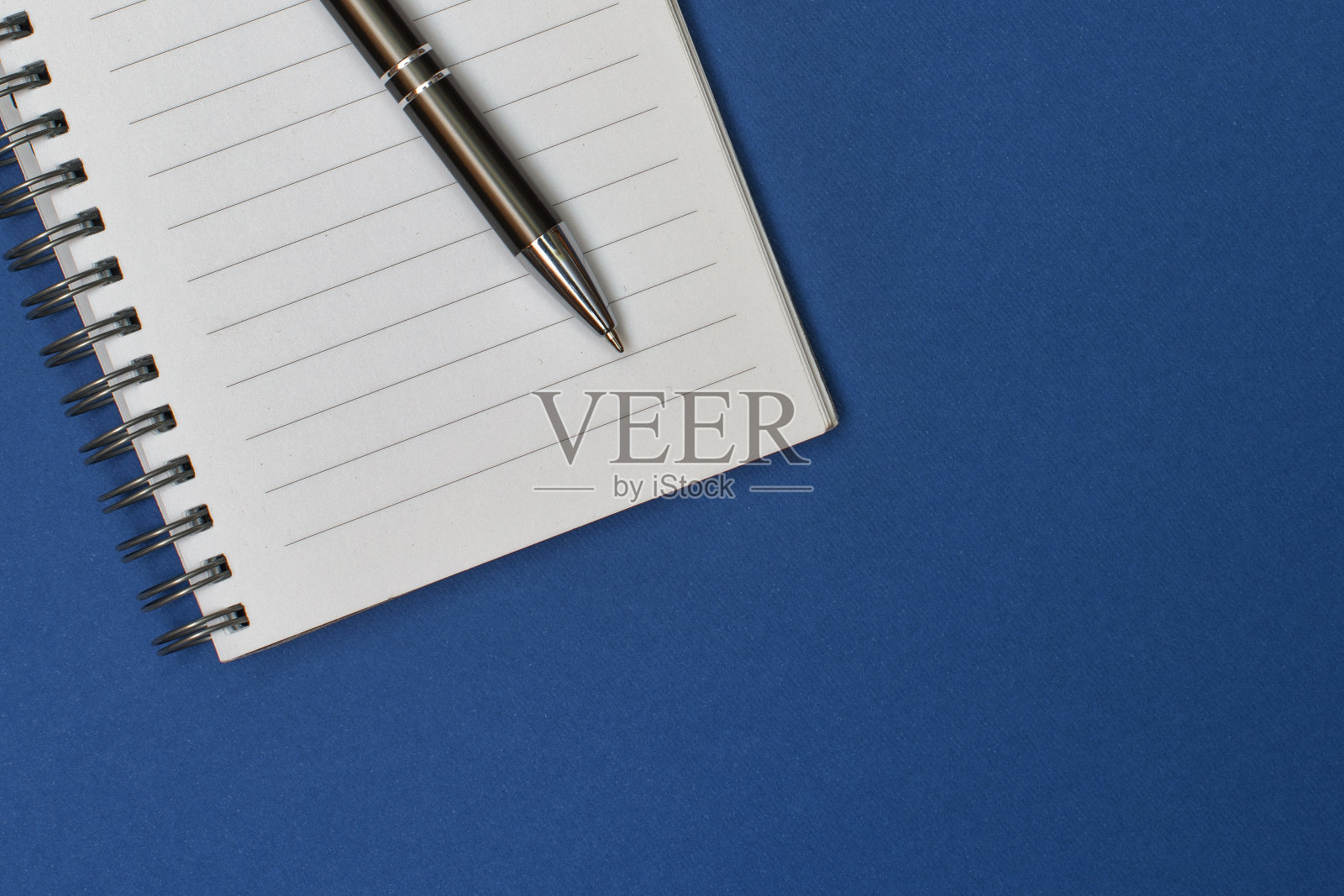 一个有空白页和一支笔的笔记本照片摄影图片