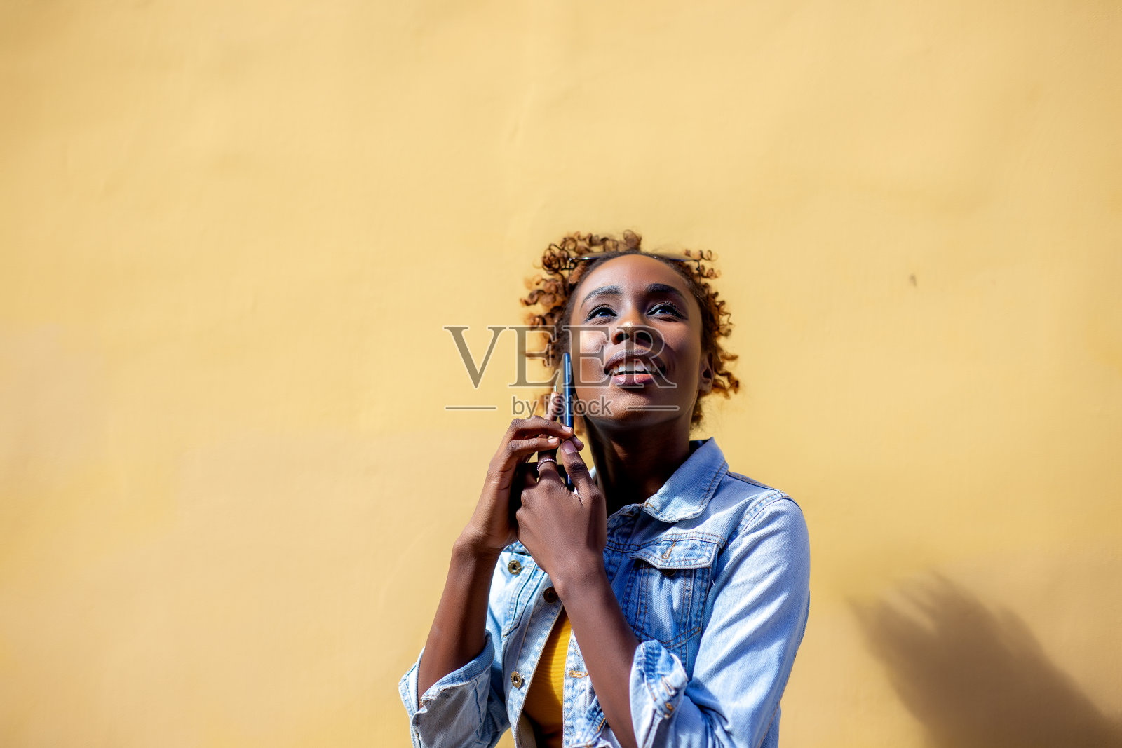 在城镇街道上呼吸新鲜空气的妇女照片摄影图片