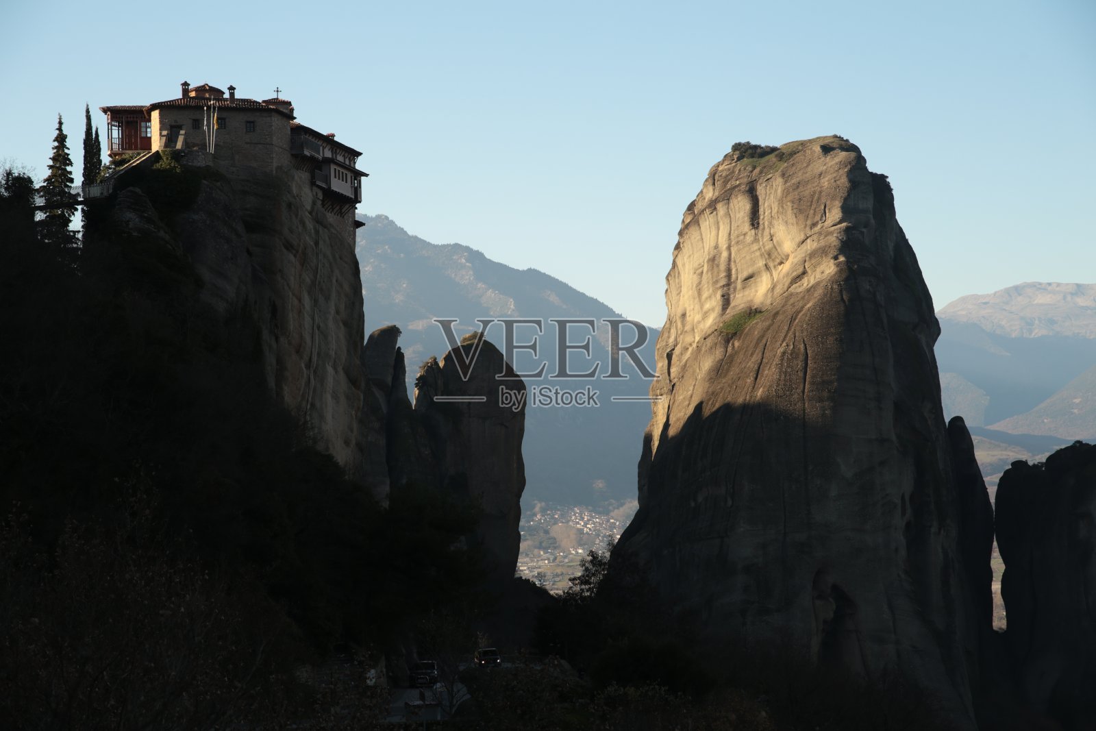 希腊卡拉帕卡城岩石上的梅托拉修道院教堂照片摄影图片
