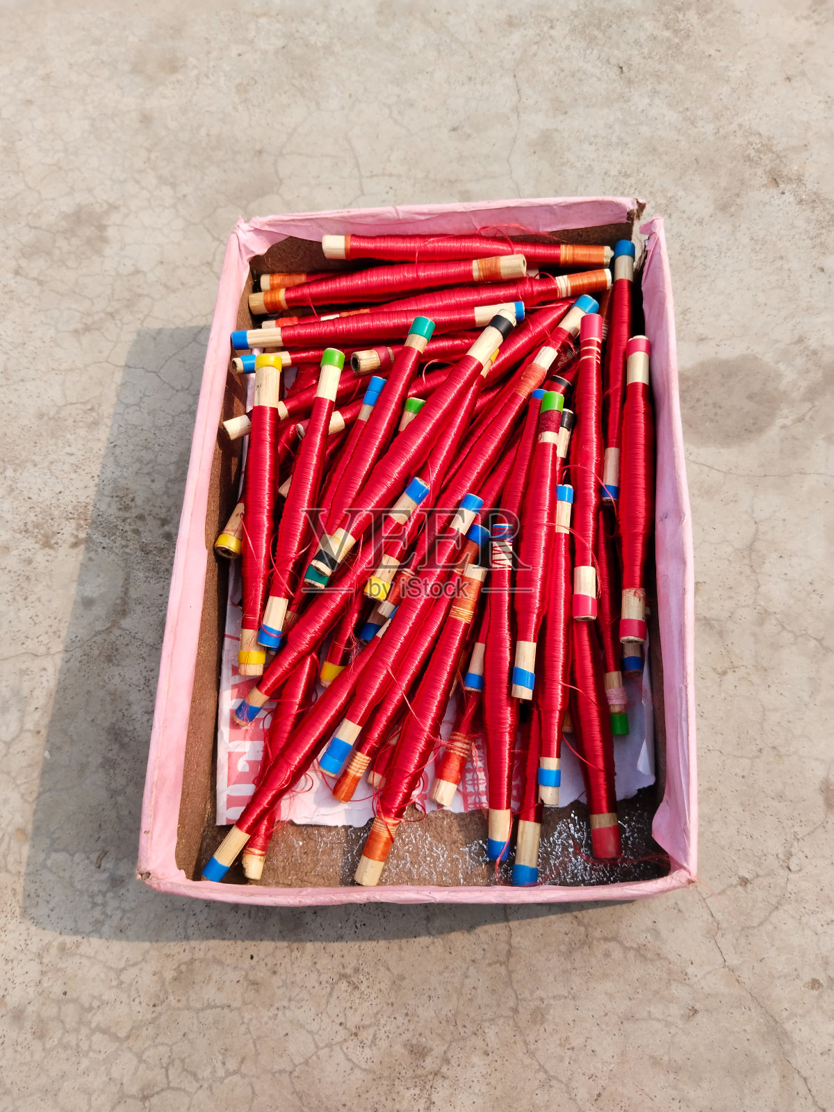 泰国丝绸和蚕茧用于印度手工织布机制作昂贵的纱丽或纱丽。照片摄影图片