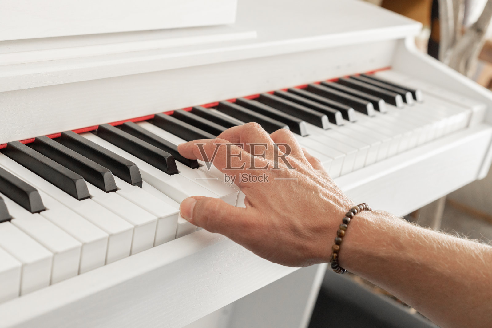 男钢琴家双手放在钢琴上照片摄影图片
