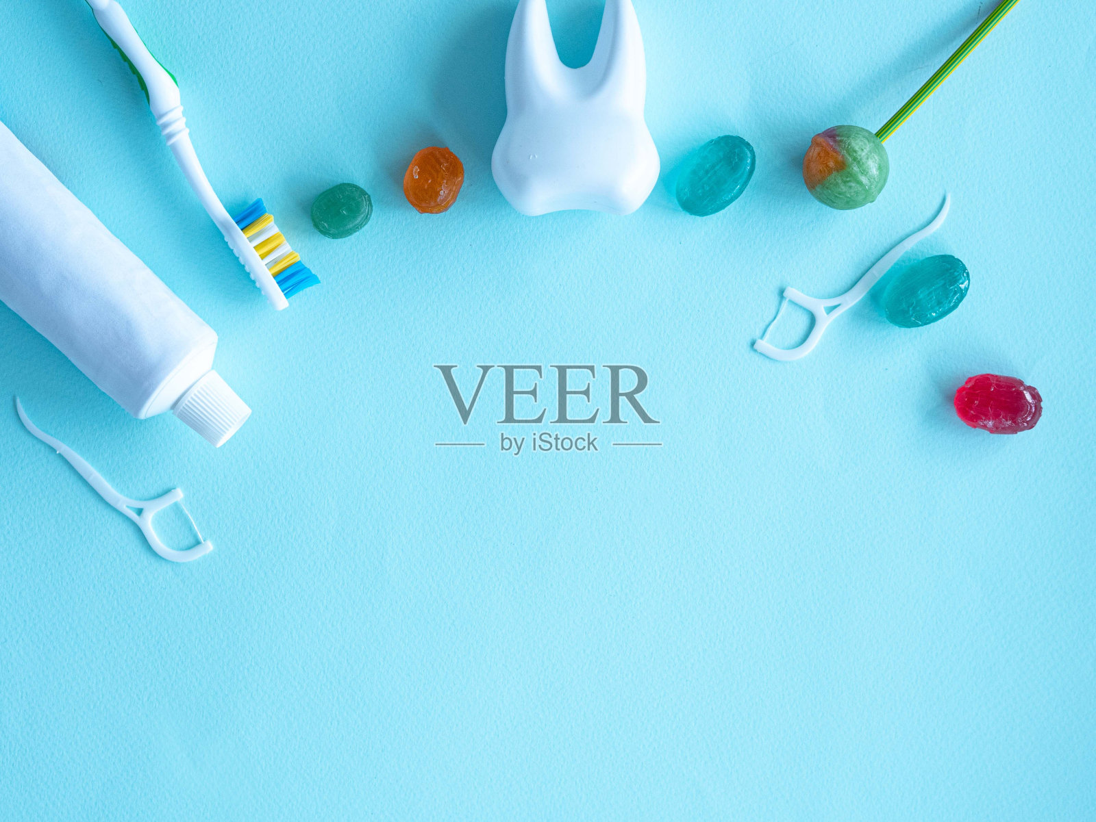 口腔卫生的概念。牙线，塑料牙签，牙刷，牙膏，大塑料牙，糖果和糖果。放置文本的地方照片摄影图片