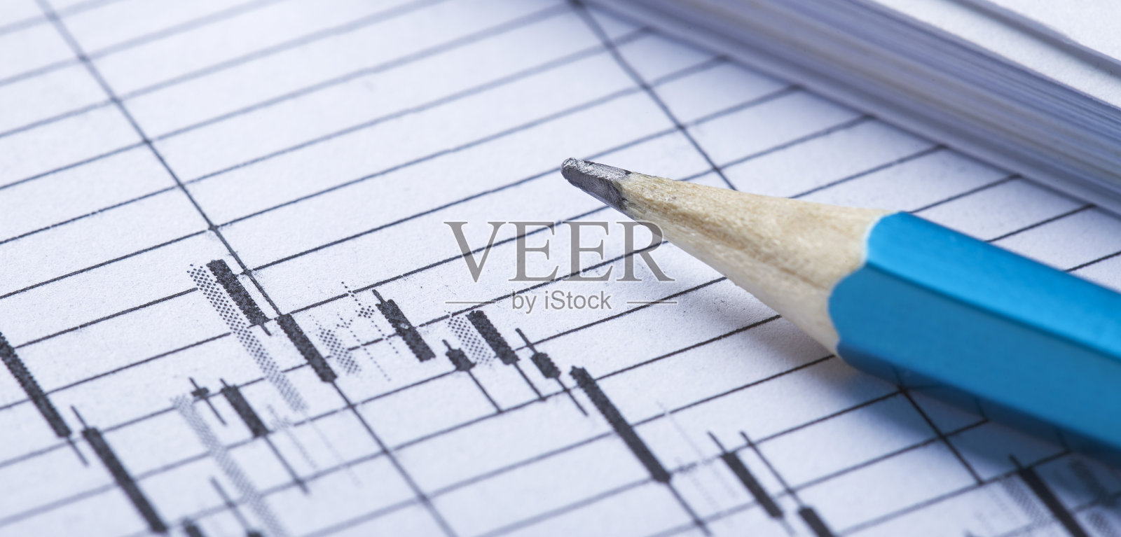 检查证券的价值。铅笔，股票清单和检查财务图表。银行业、财务报告和财务审计的概念。照片摄影图片