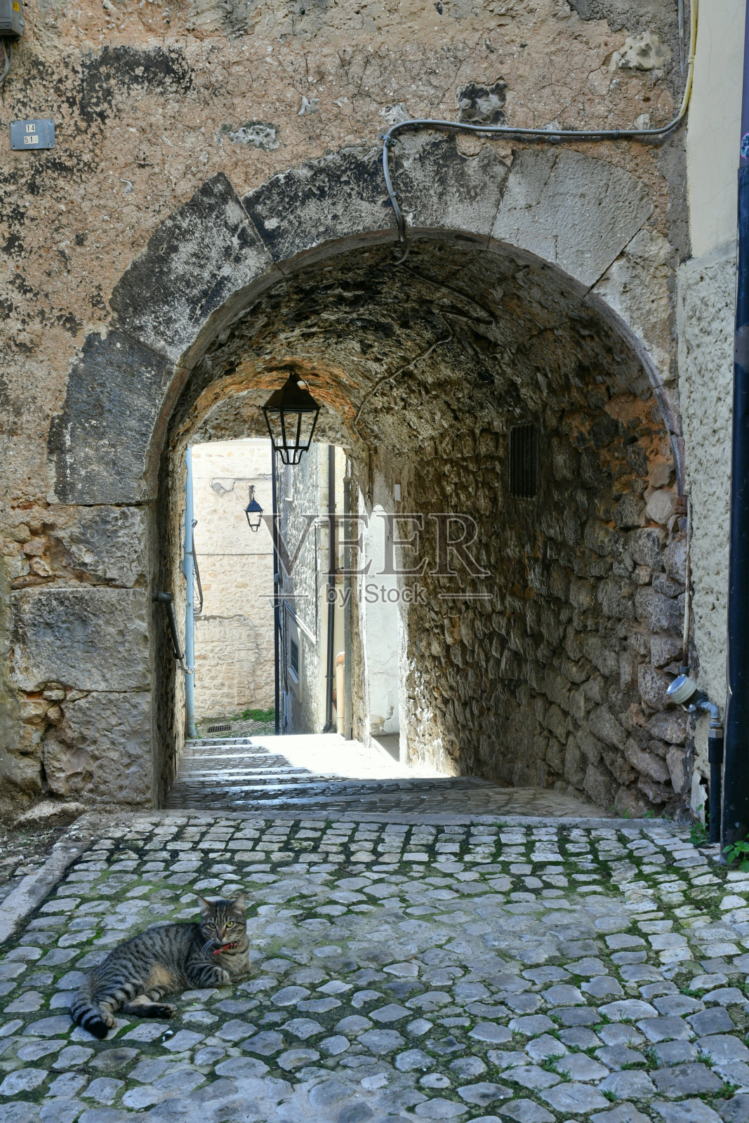意大利普利维尔诺的中世纪小镇。照片摄影图片