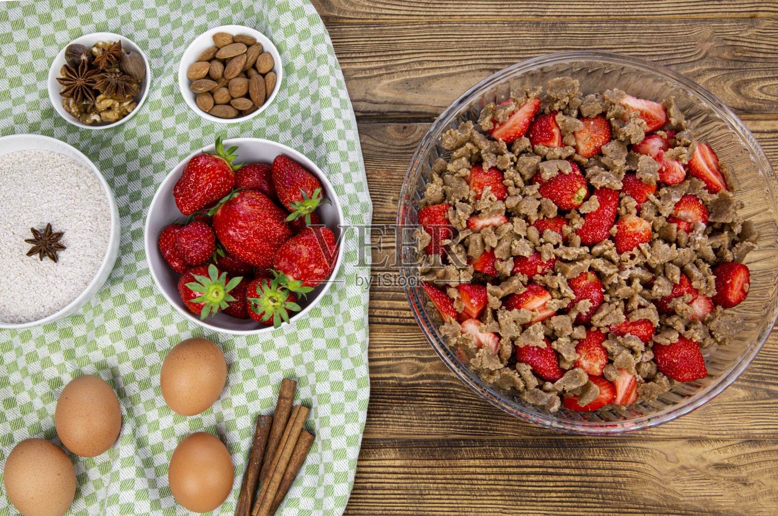 美味的草莓自制酥皮准备在乡村木桌。照片摄影图片