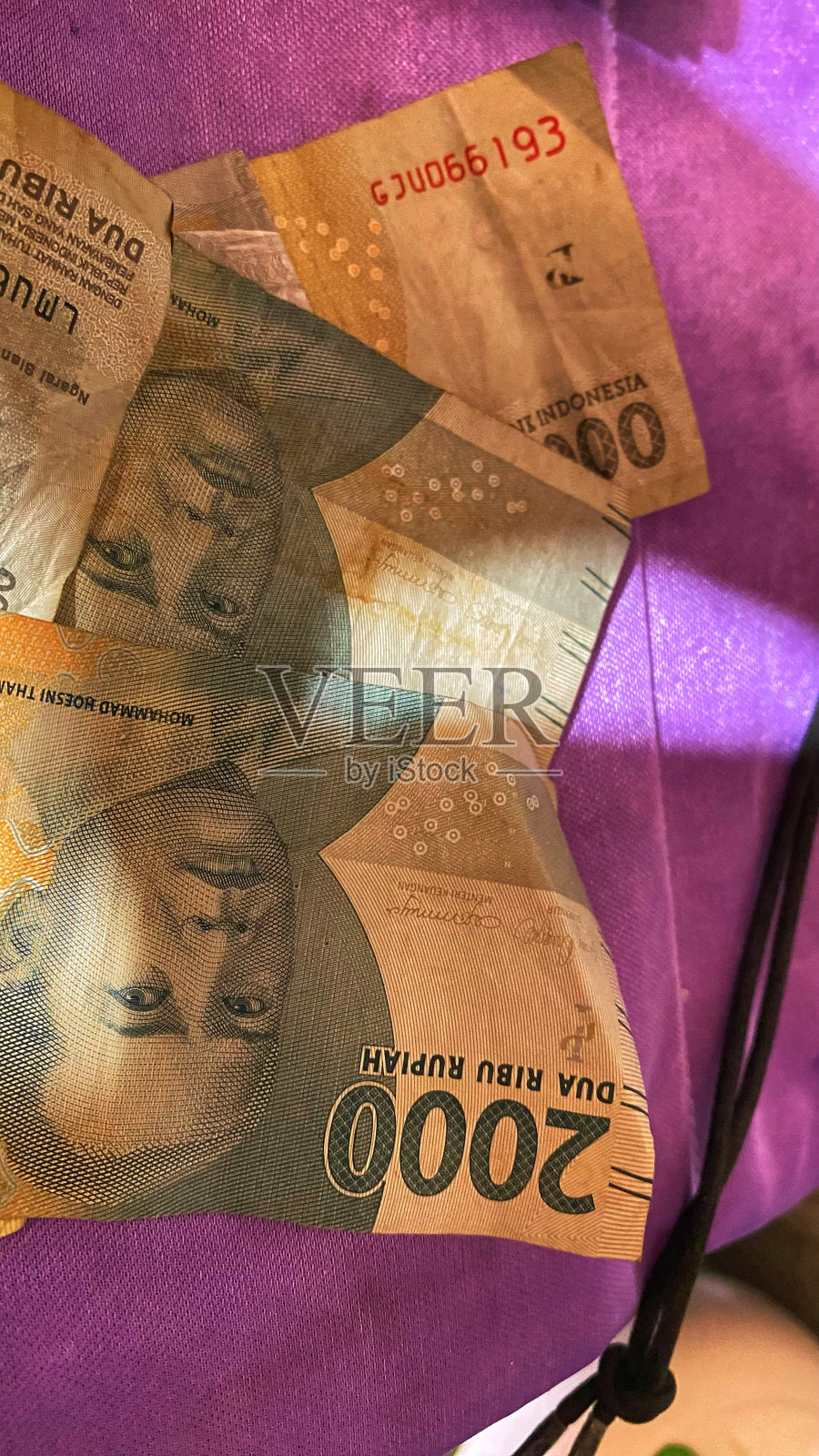 桌上放着面额为两千卢比的纸币照片摄影图片