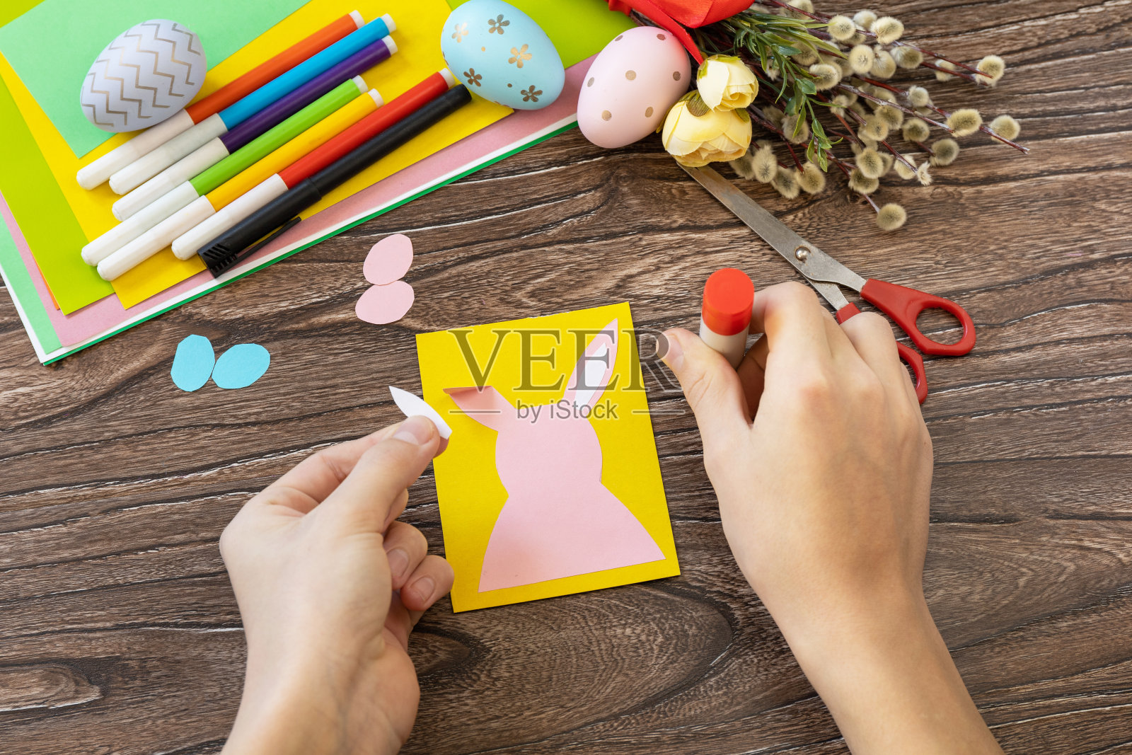 说明，步骤4。印有复活节兔子的复活节贺卡。手工制作的。儿童创意项目，手工艺品，儿童手工艺品。照片摄影图片