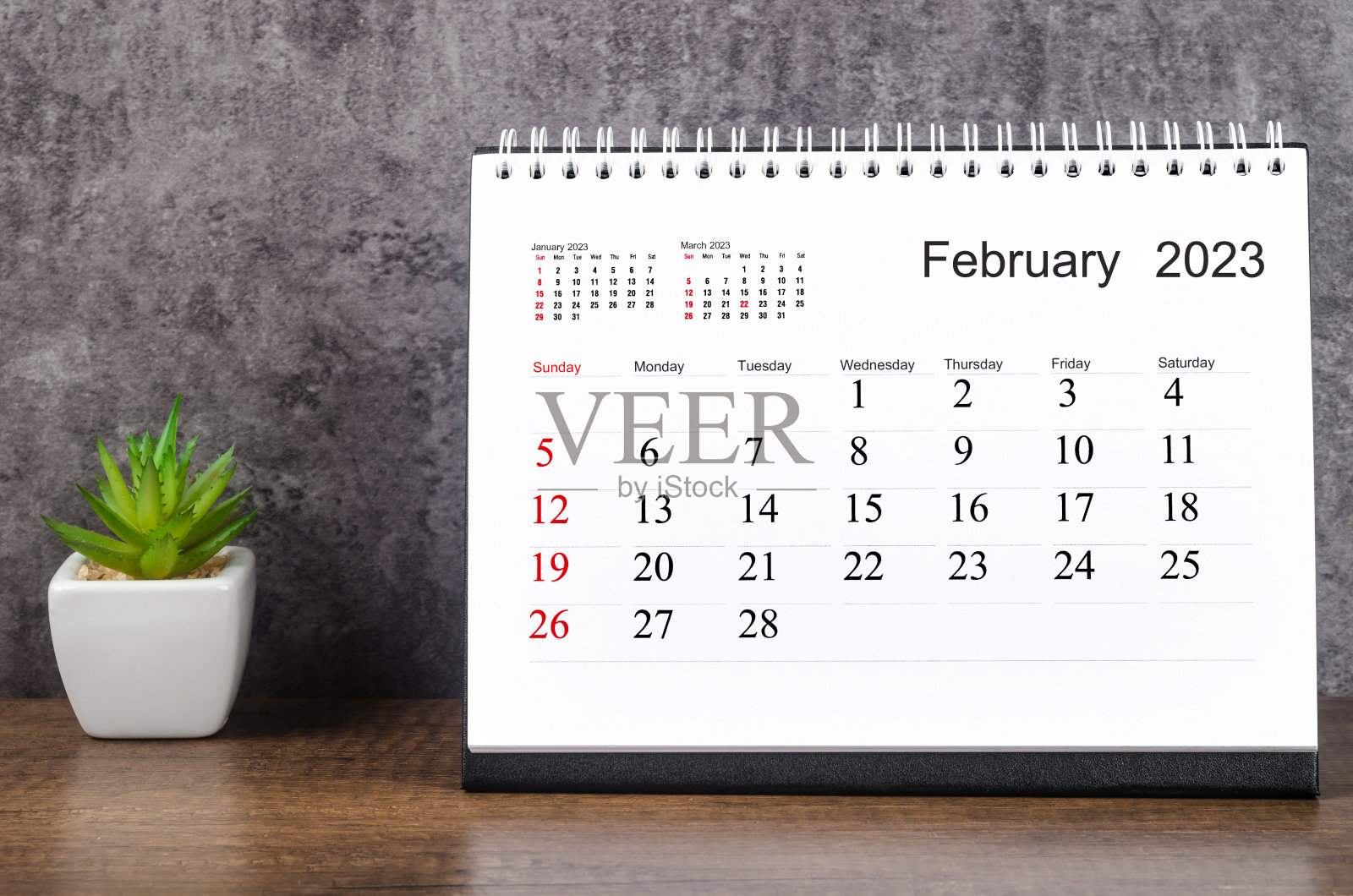 2023年2月木桌上的2023年月台历。照片摄影图片